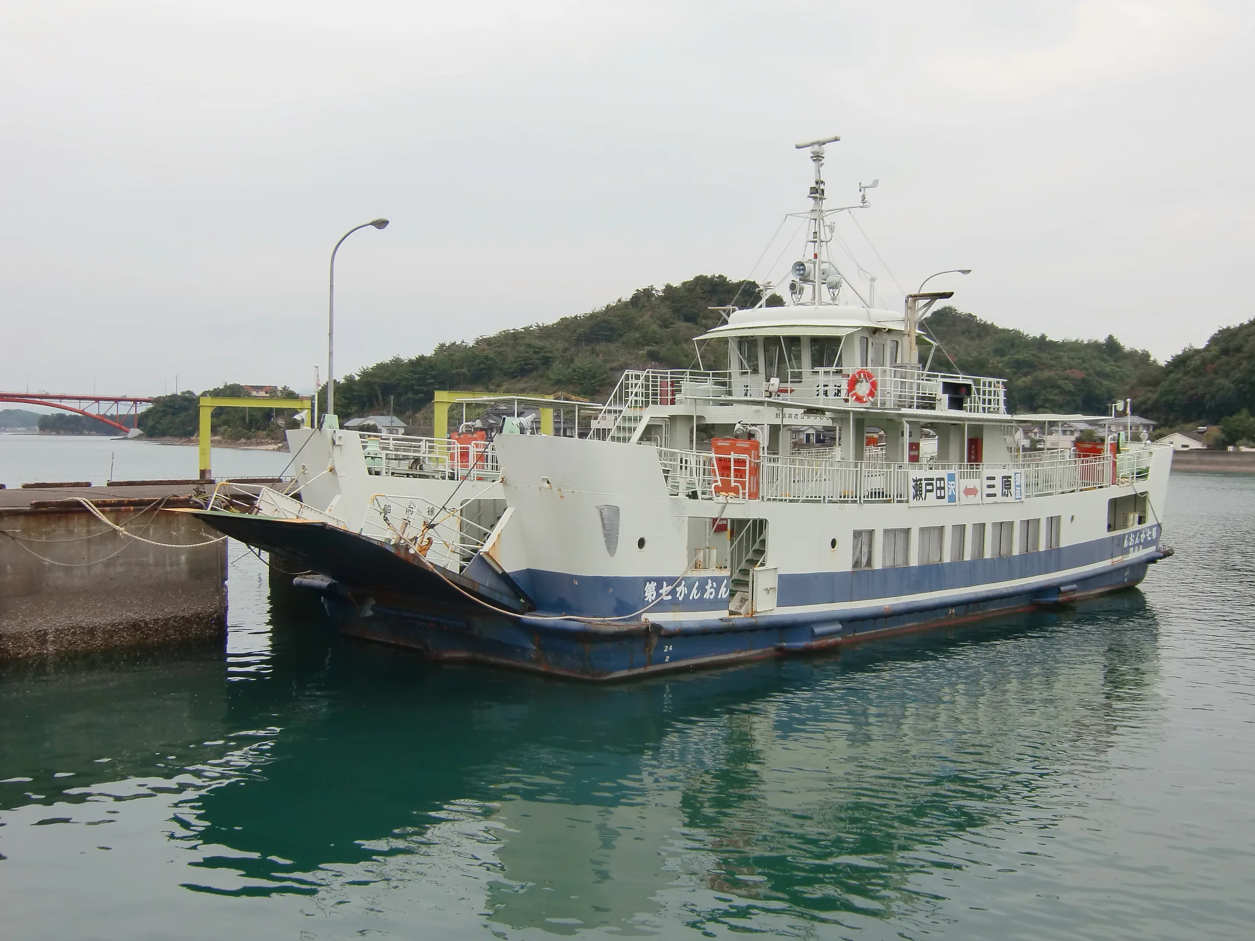 上天草市合津港停靠的第七かんおん渡船與港灣景色