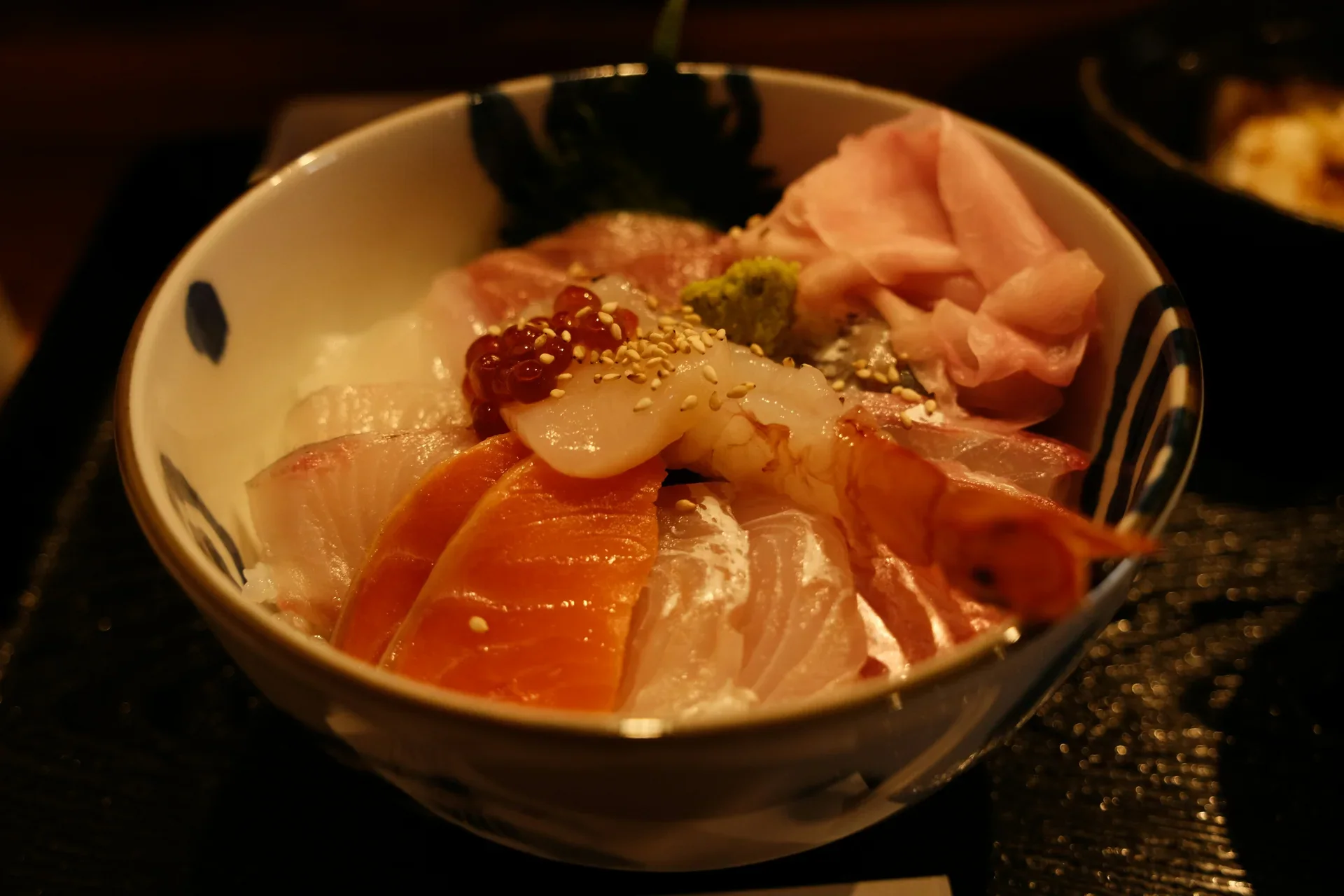 一碗日式海鮮飯示意照，非天草餐廳實際菜色