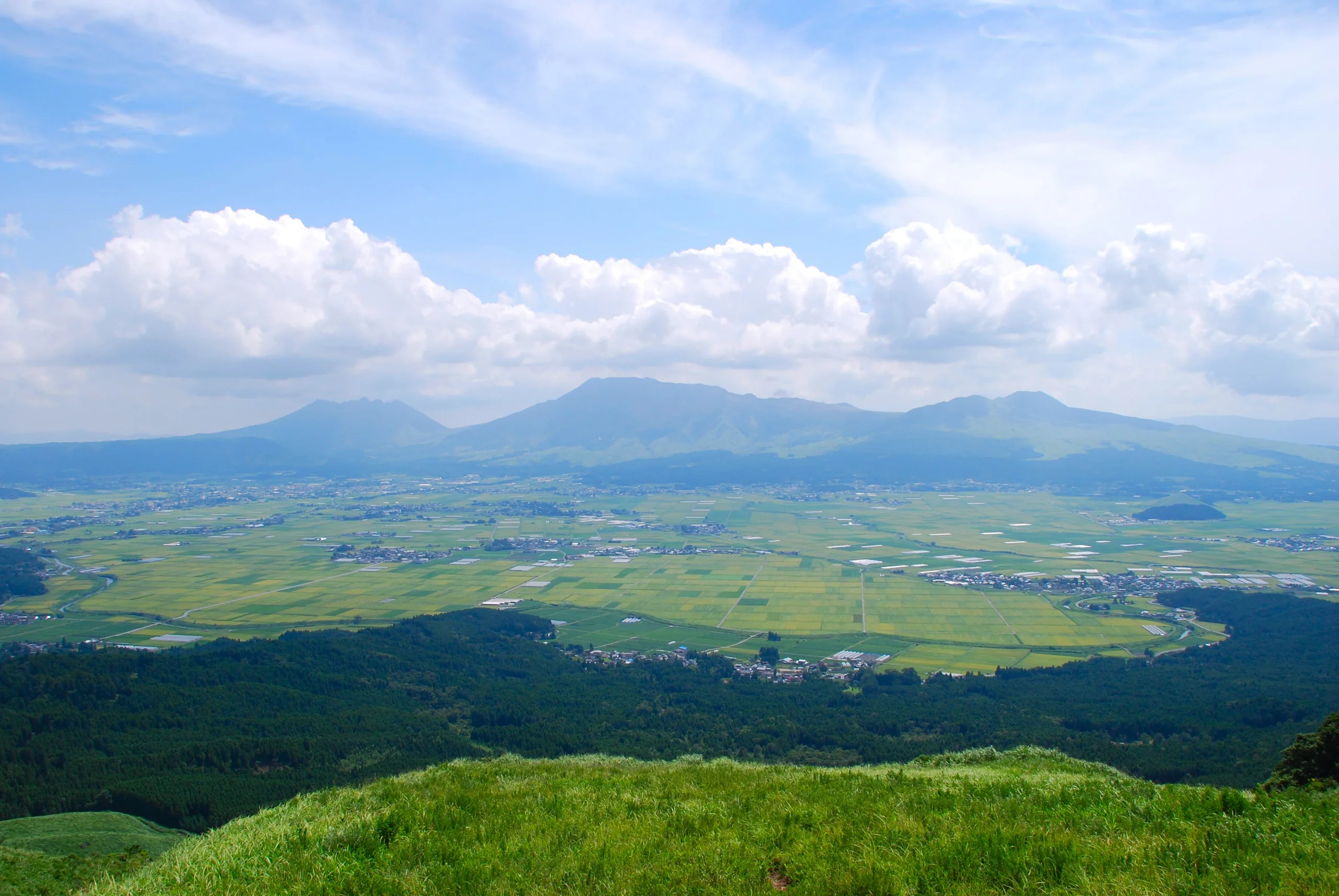 從大觀峰望向阿蘇火山群與盆地