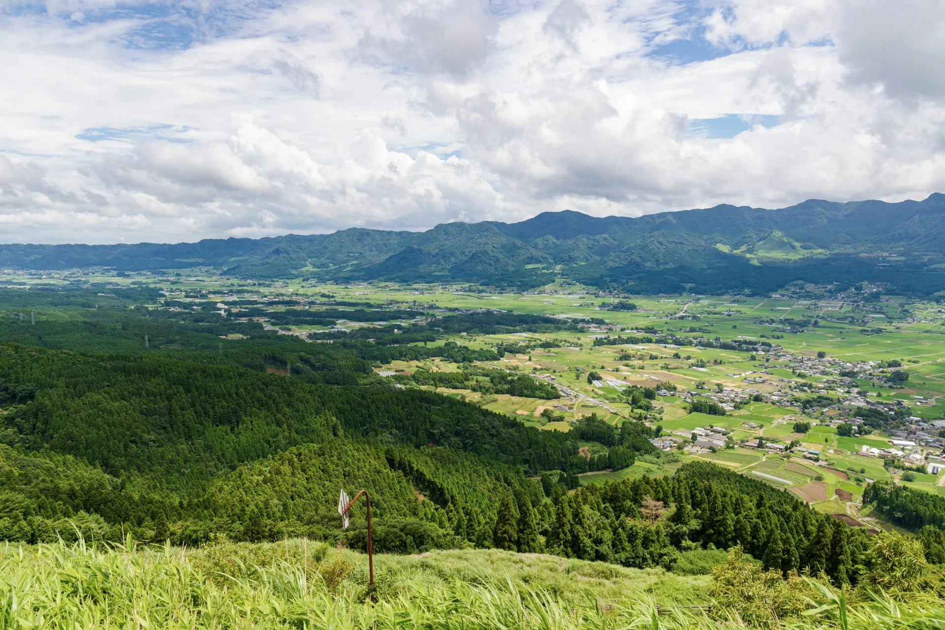 阿蘇群山圍住的綠色山谷與草地