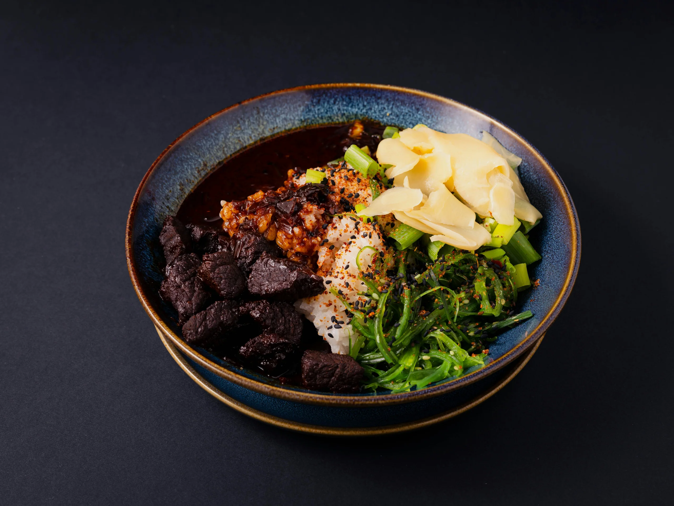 一碗牛肉飯示意照，並非阿蘇赤牛丼或下文所列店舖的餐點