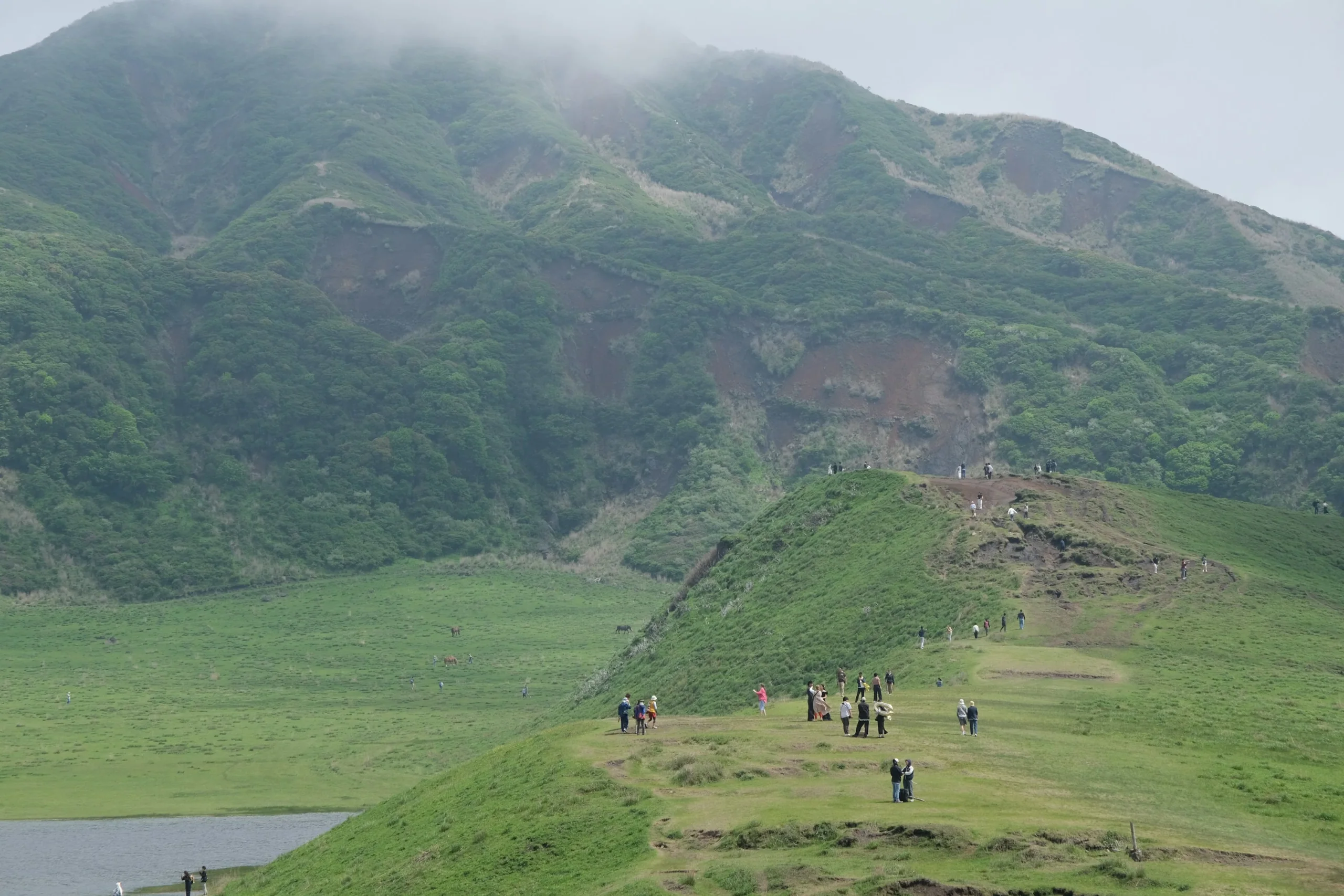 草千里草原步道與火山壁，位於カドリー・ドミニオン自駕延伸路線上