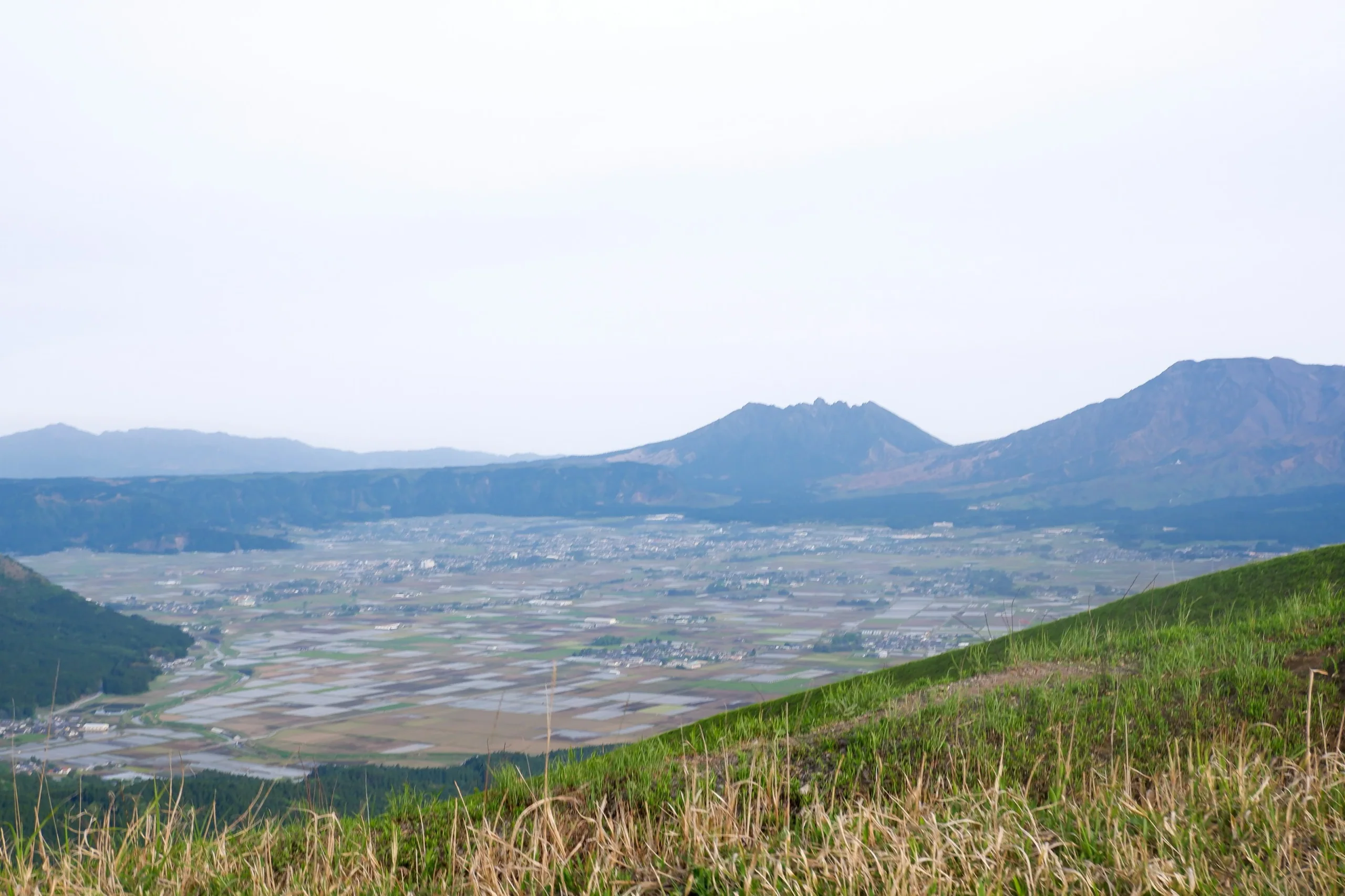 大觀峰俯瞰阿蘇破火山口與遠方山脈
