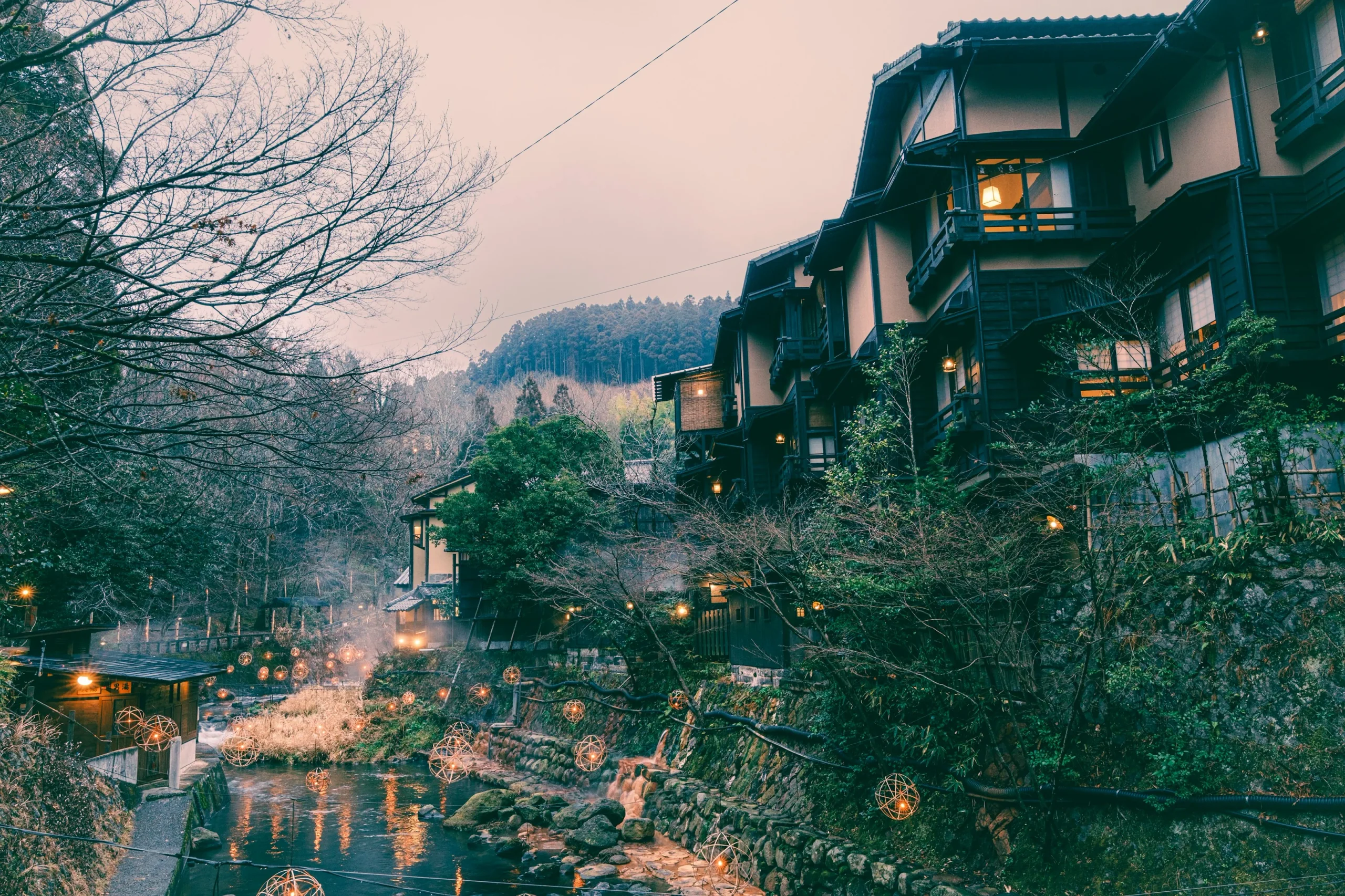 黑川溫泉溪流旁的溫泉街建築