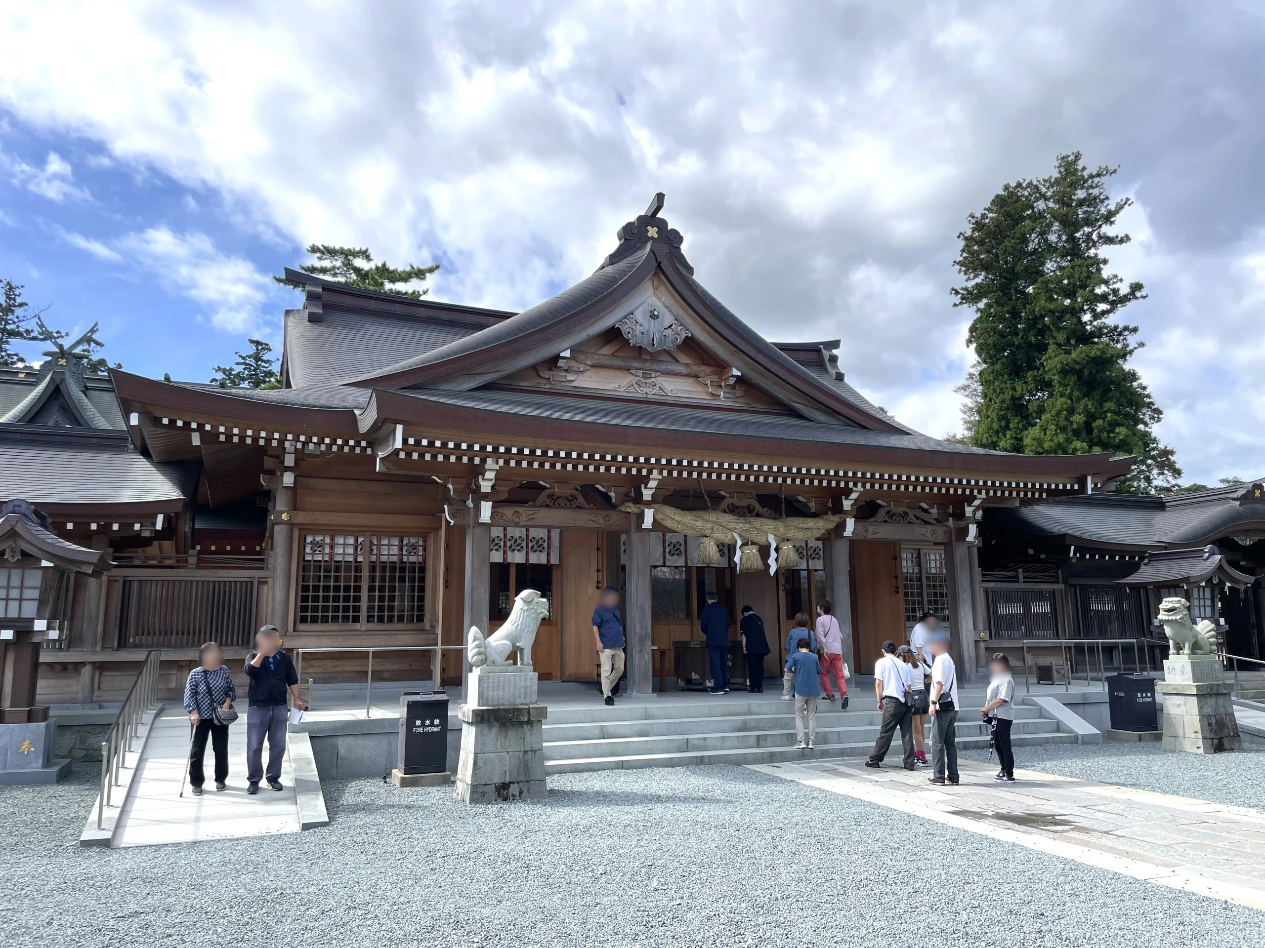 阿蘇神社重建後的拜殿與參拜庭院