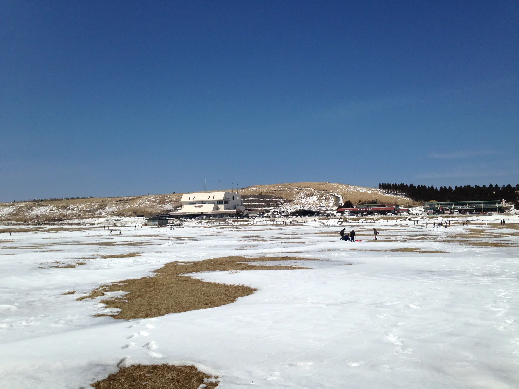 冬季草千里草原、阿蘇火山博物館與遠處遊人
