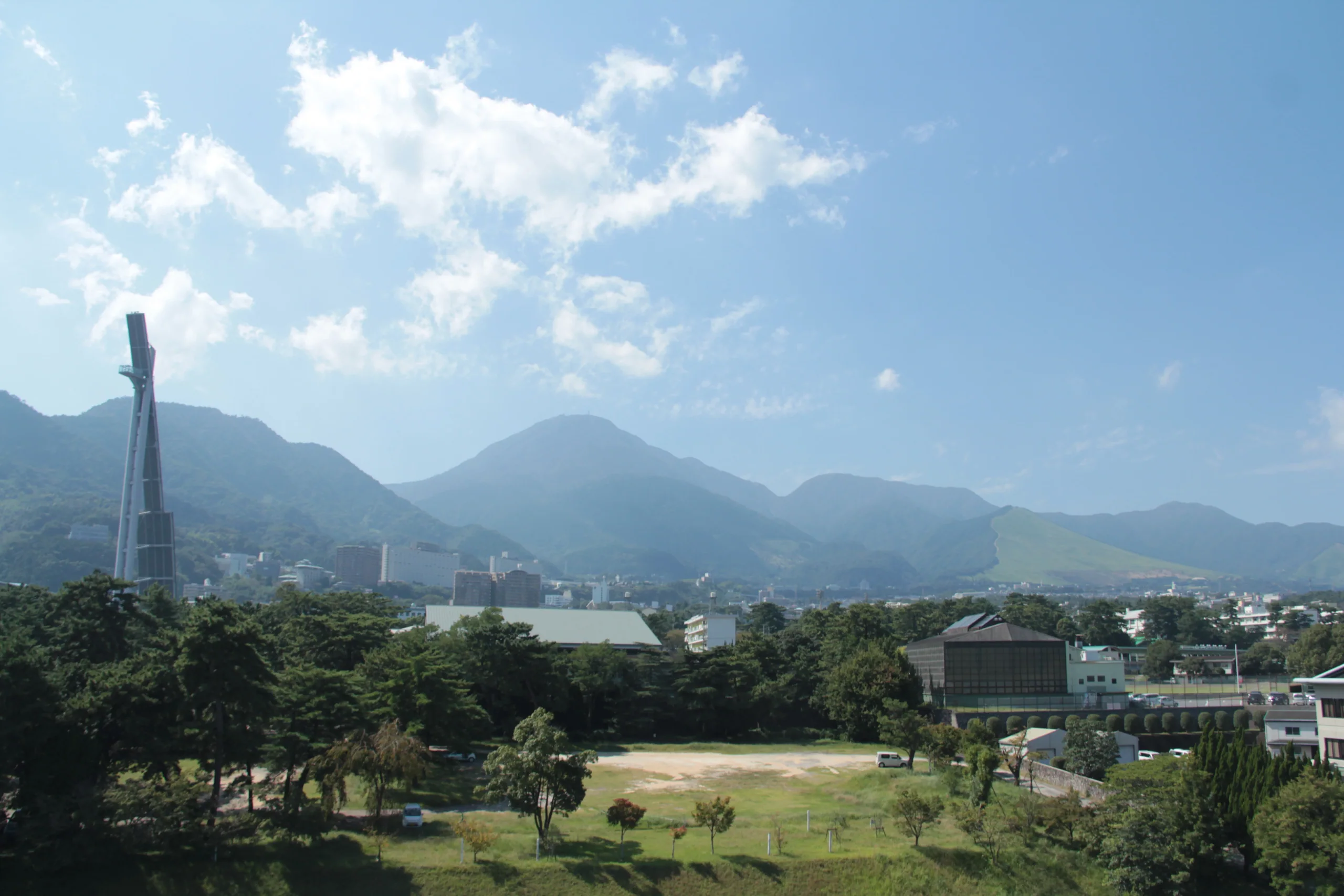 別府塔矗立在別府市街與鶴見岳之間