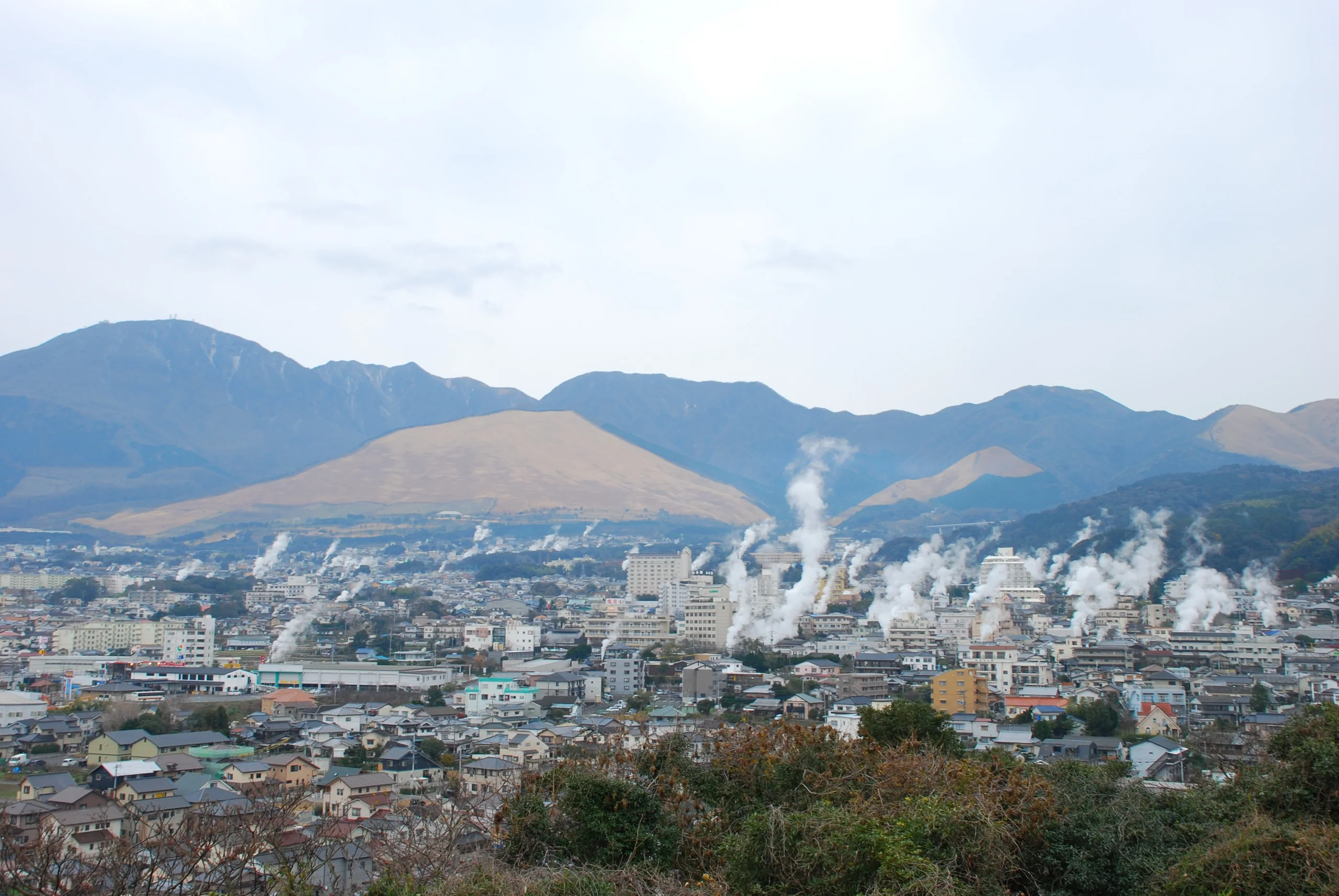 從湯煙展望台望向鐵輪市區、蒸氣與鶴見岳