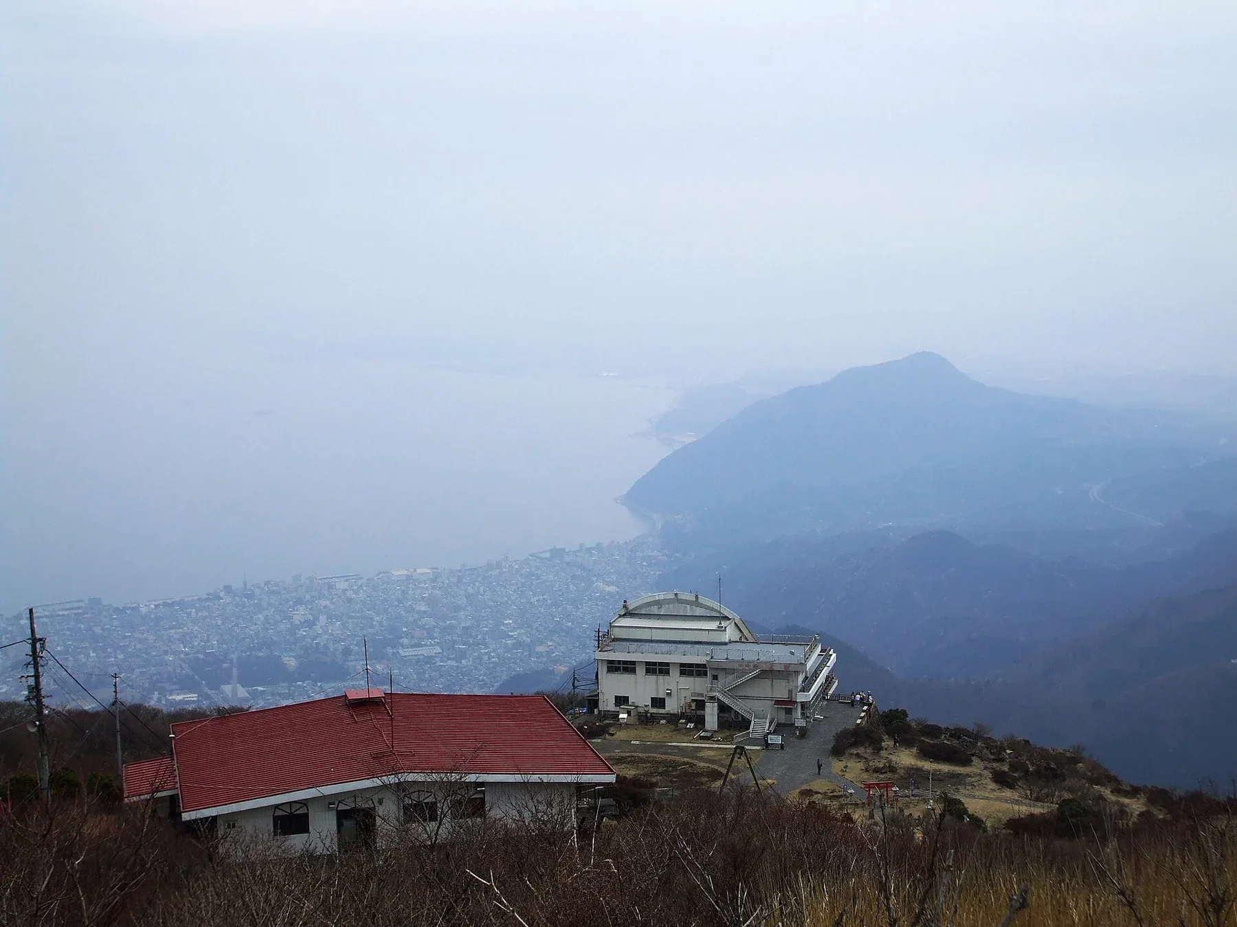 鶴見岳山上站一帶俯瞰別府灣與高崎山