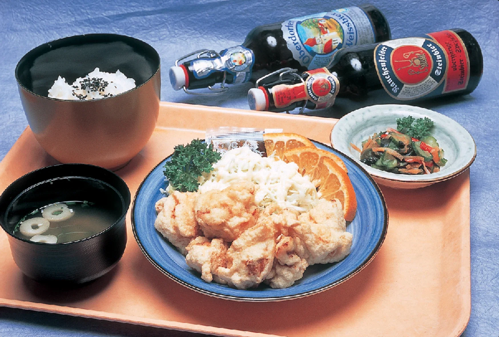 別府市大分官方照片集的とり天定食，配白飯、湯品與小菜