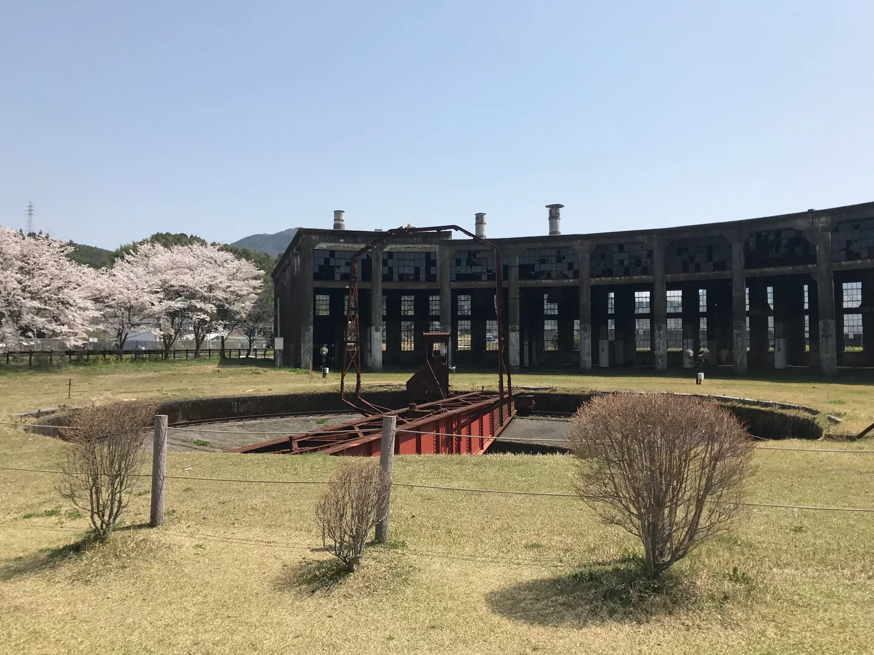 豐後森扇形機關庫中央的轉車台與車庫口