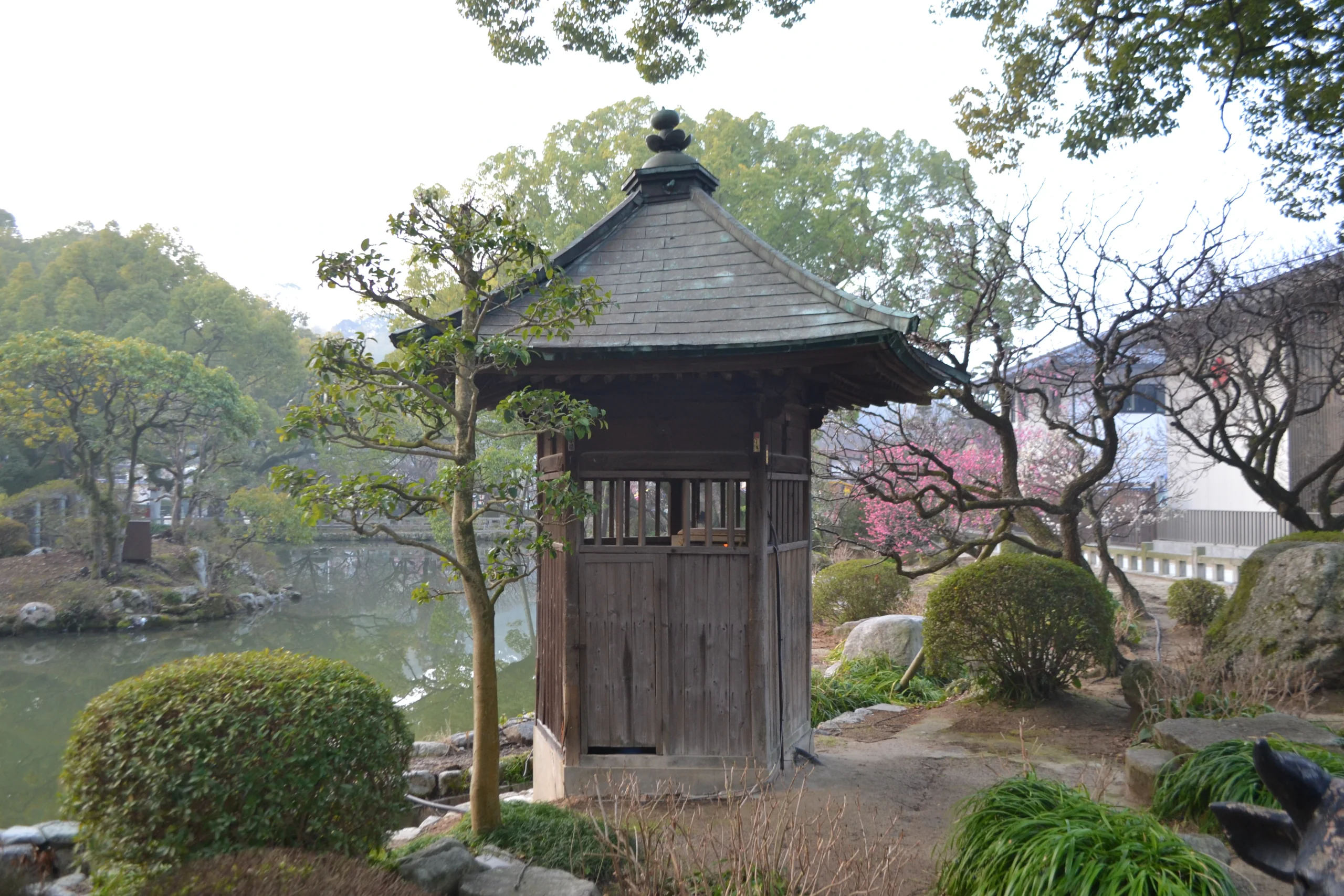 太宰府天滿宮境內池畔的小樓和樹木