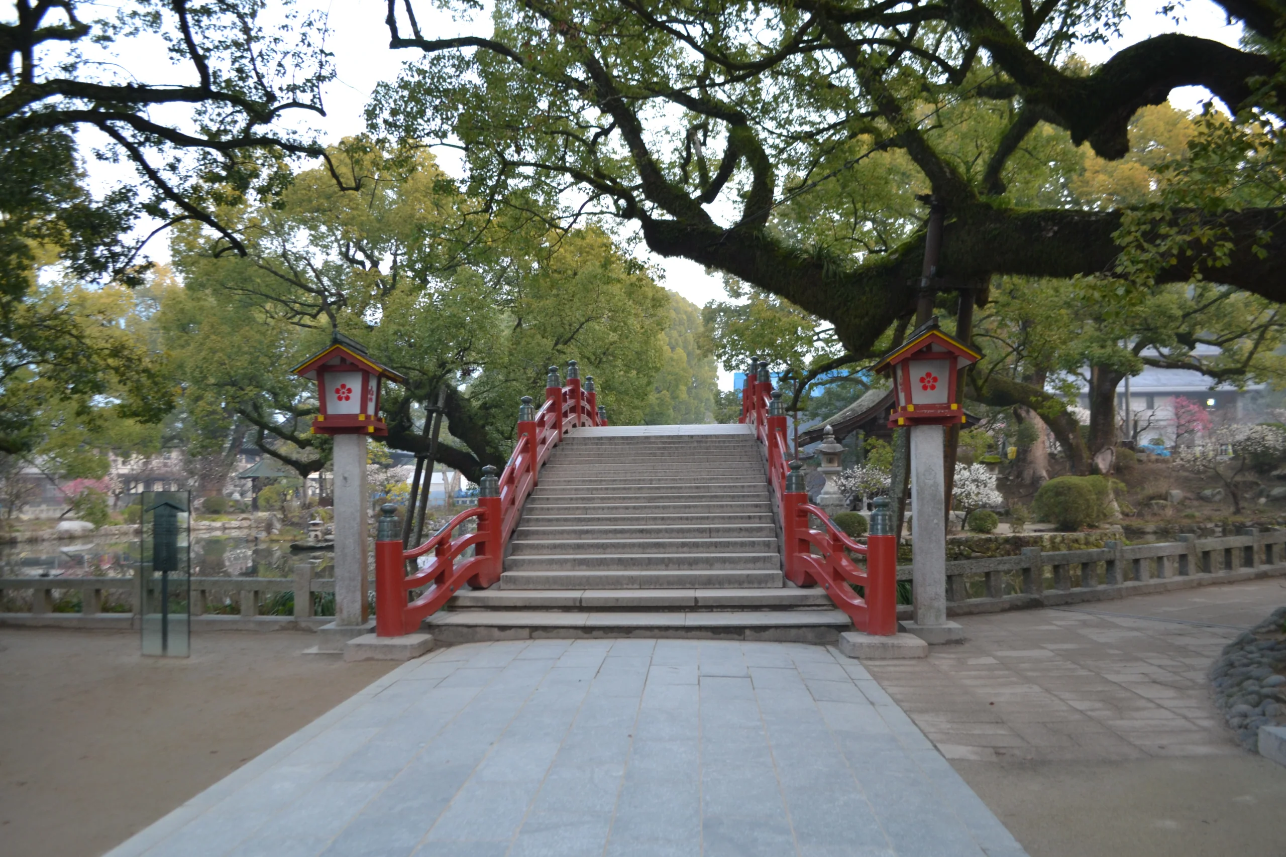 太宰府天滿宮心字池上的朱紅色太鼓橋