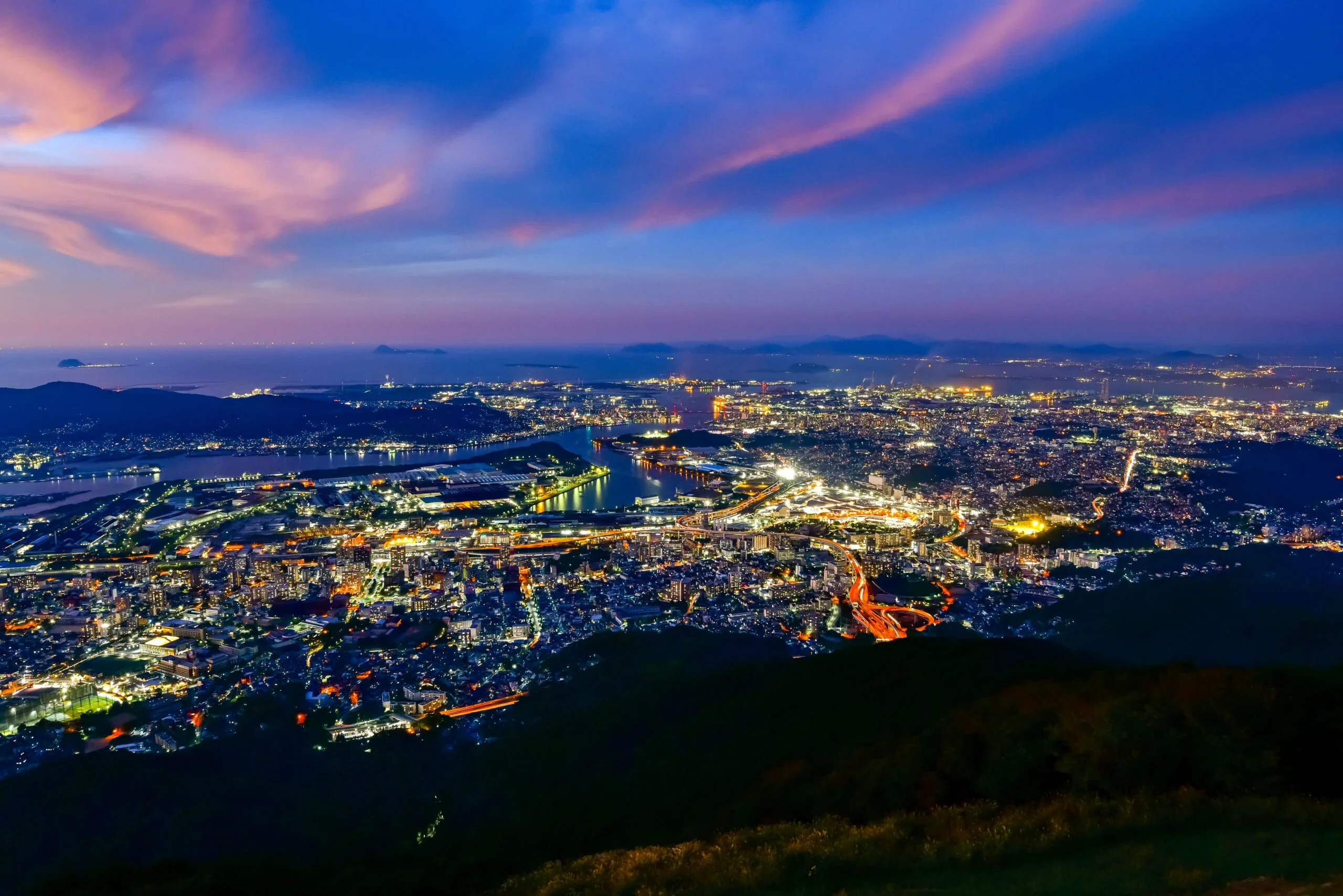 皿倉山展望台俯瞰北九州市街與洞海灣夜景