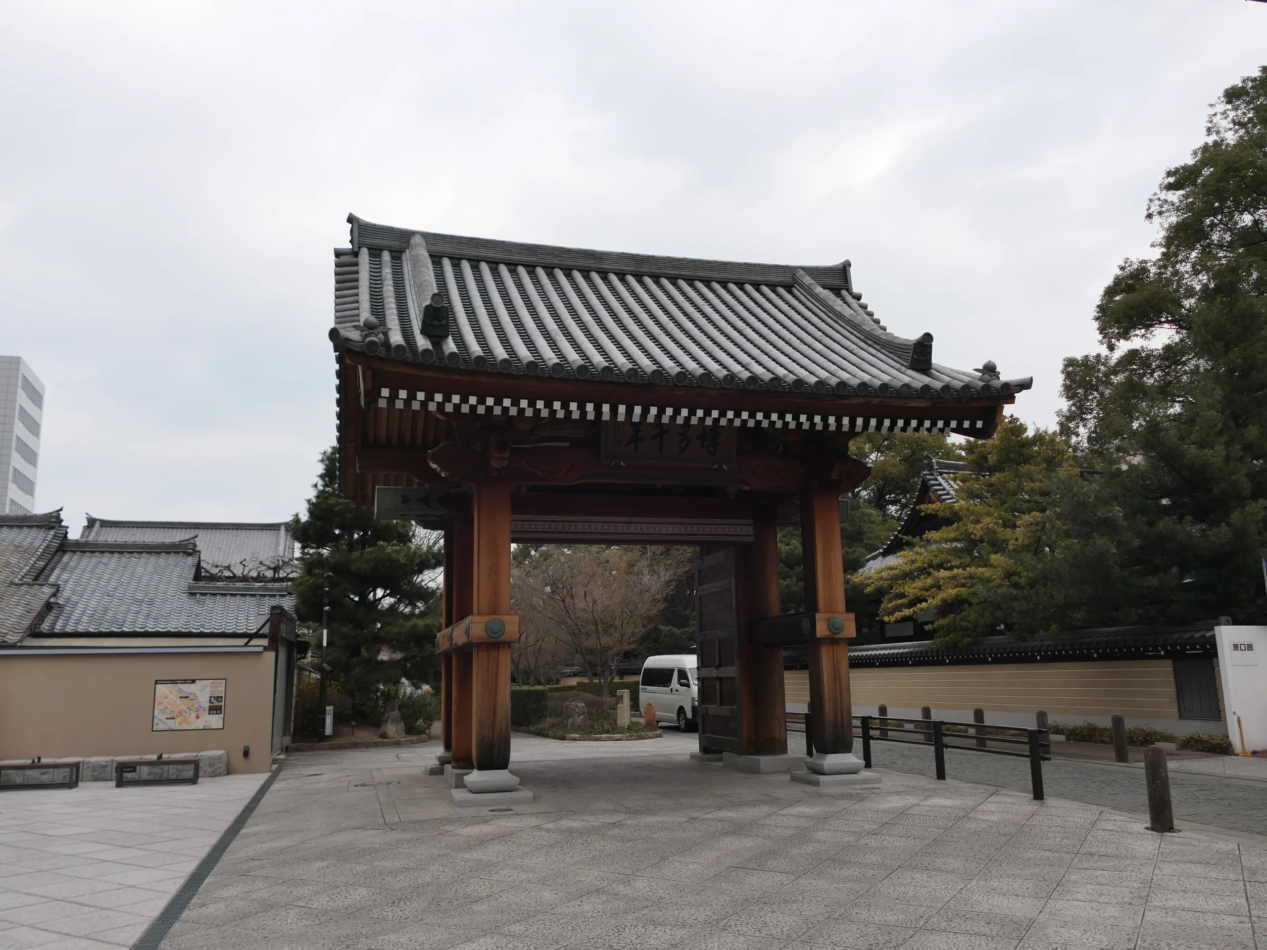 博多千年門正面與承天寺通り入口