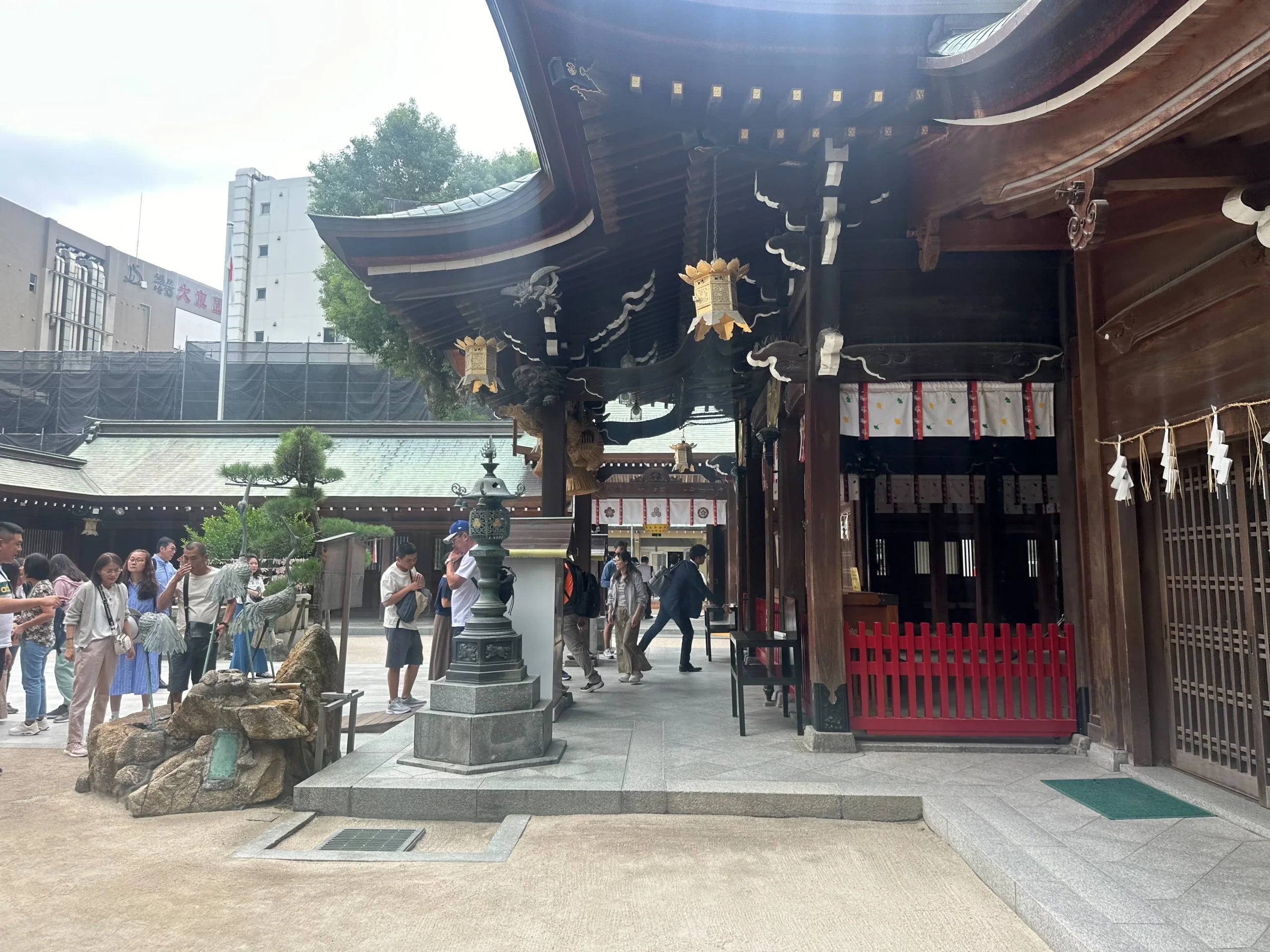 櫛田神社拜殿、注連繩及境內參拜人群