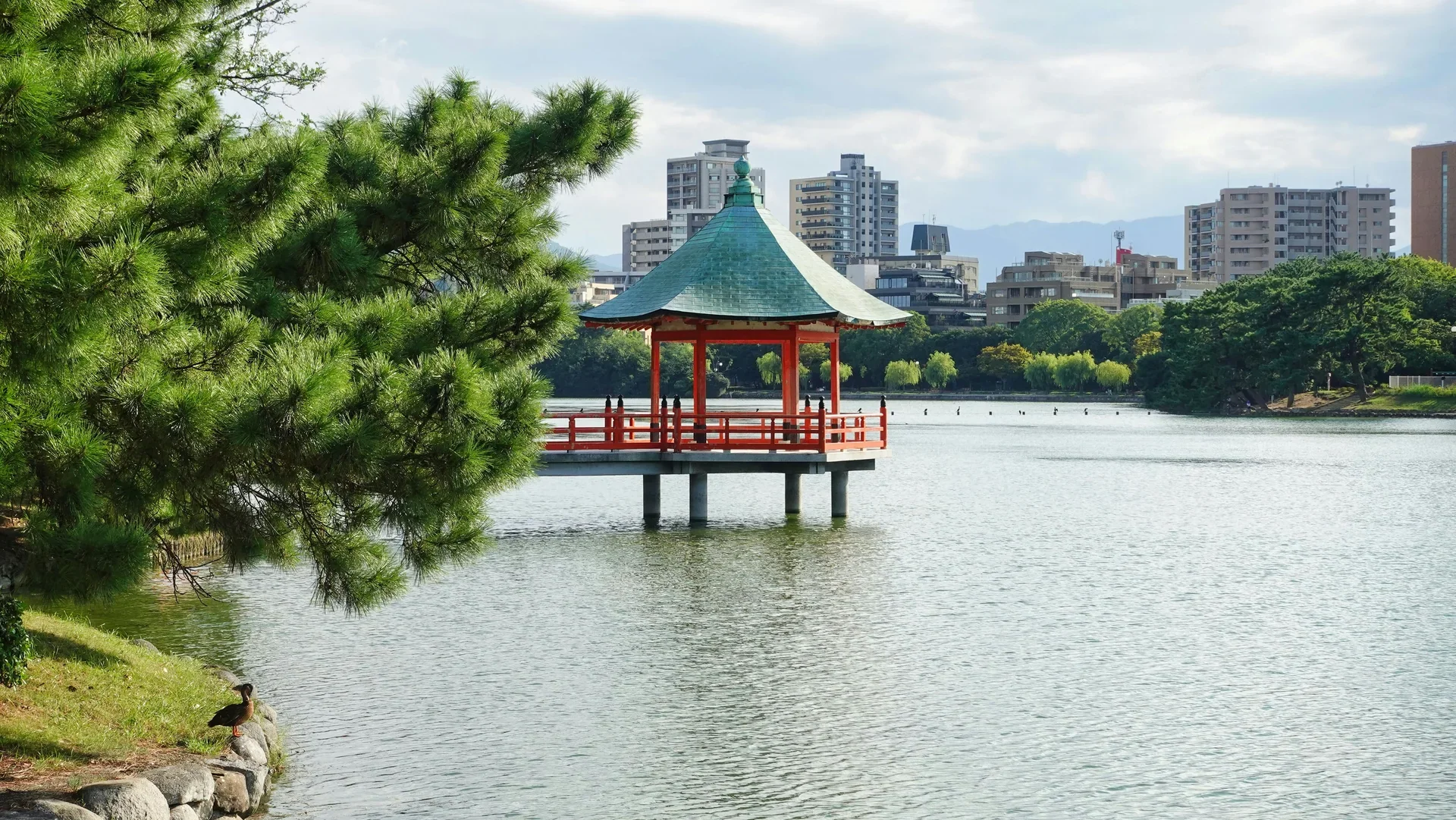 大濠公園湖中的浮見堂與紅色欄杆，福岡市中央區