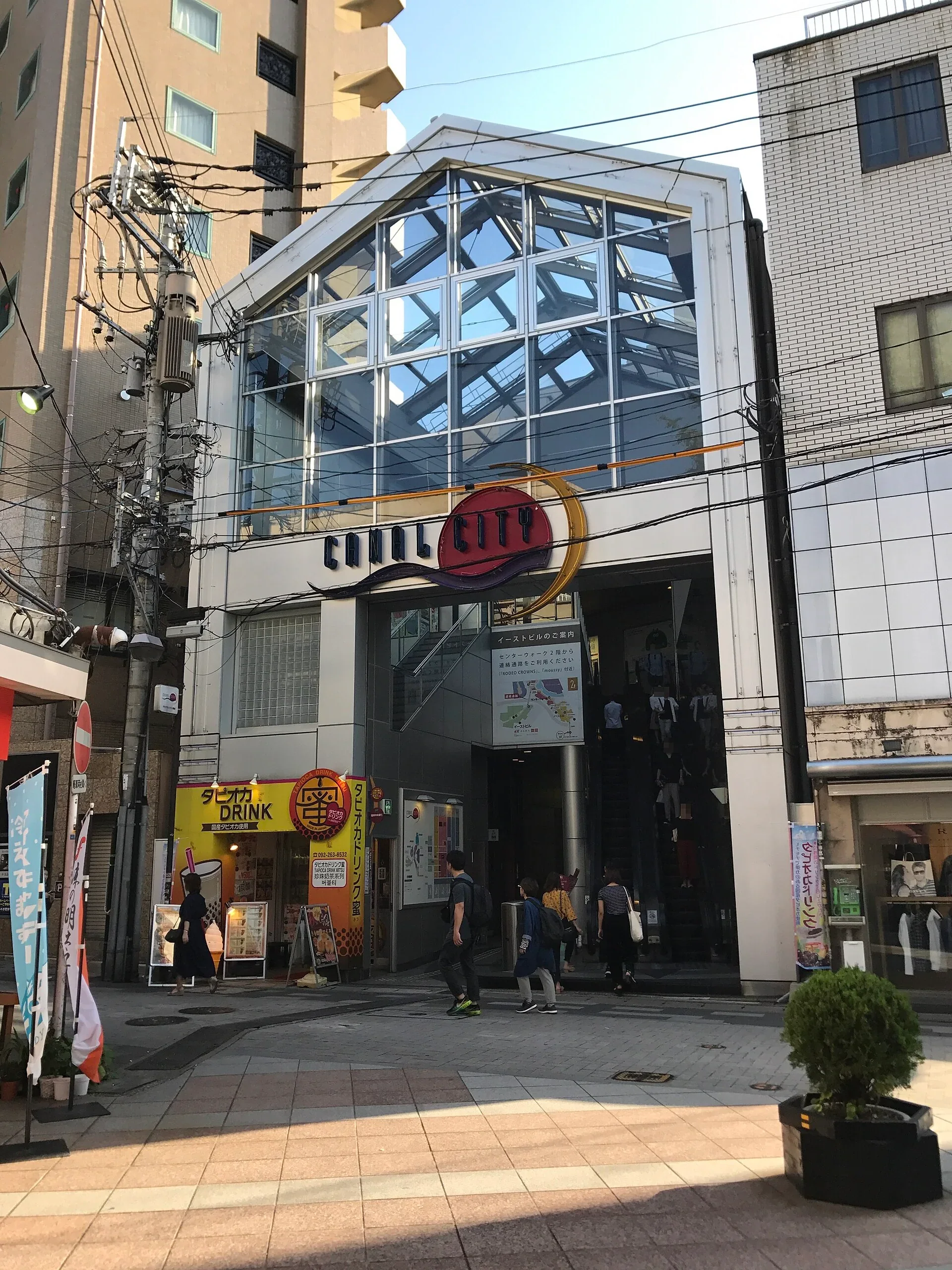 櫛田神社前的 Canal City Hakata 入口與玻璃外牆