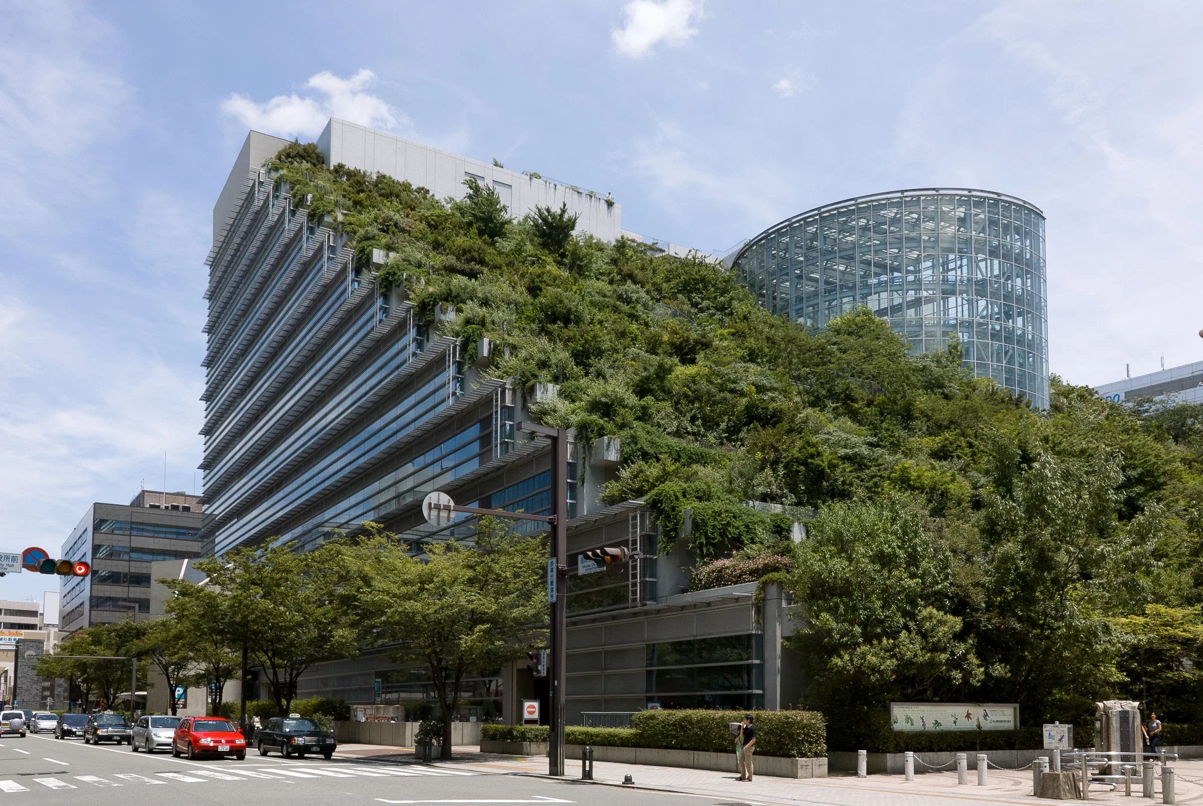 ACROS福岡外牆的階梯綠化與屋頂庭園