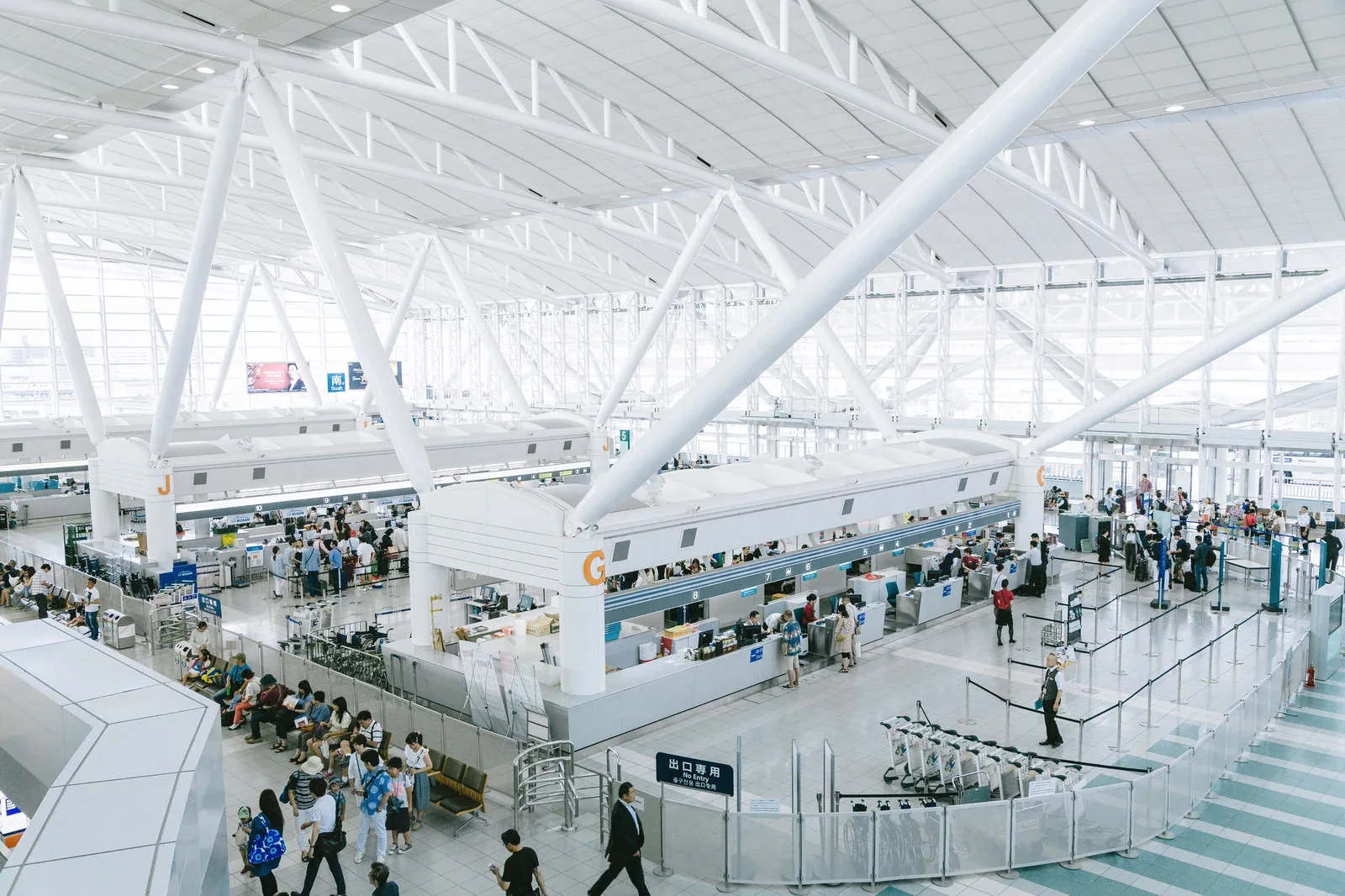 福岡機場國際線航廈的出發大廳與報到櫃檯