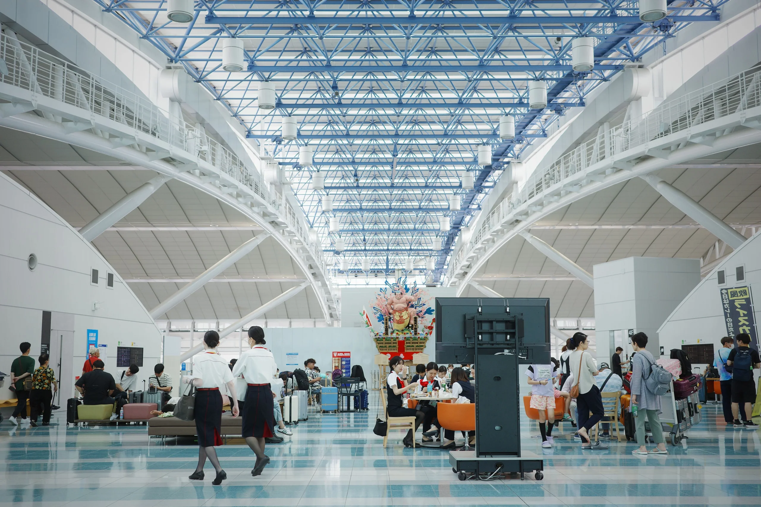 福岡機場航廈大廳與候機旅客