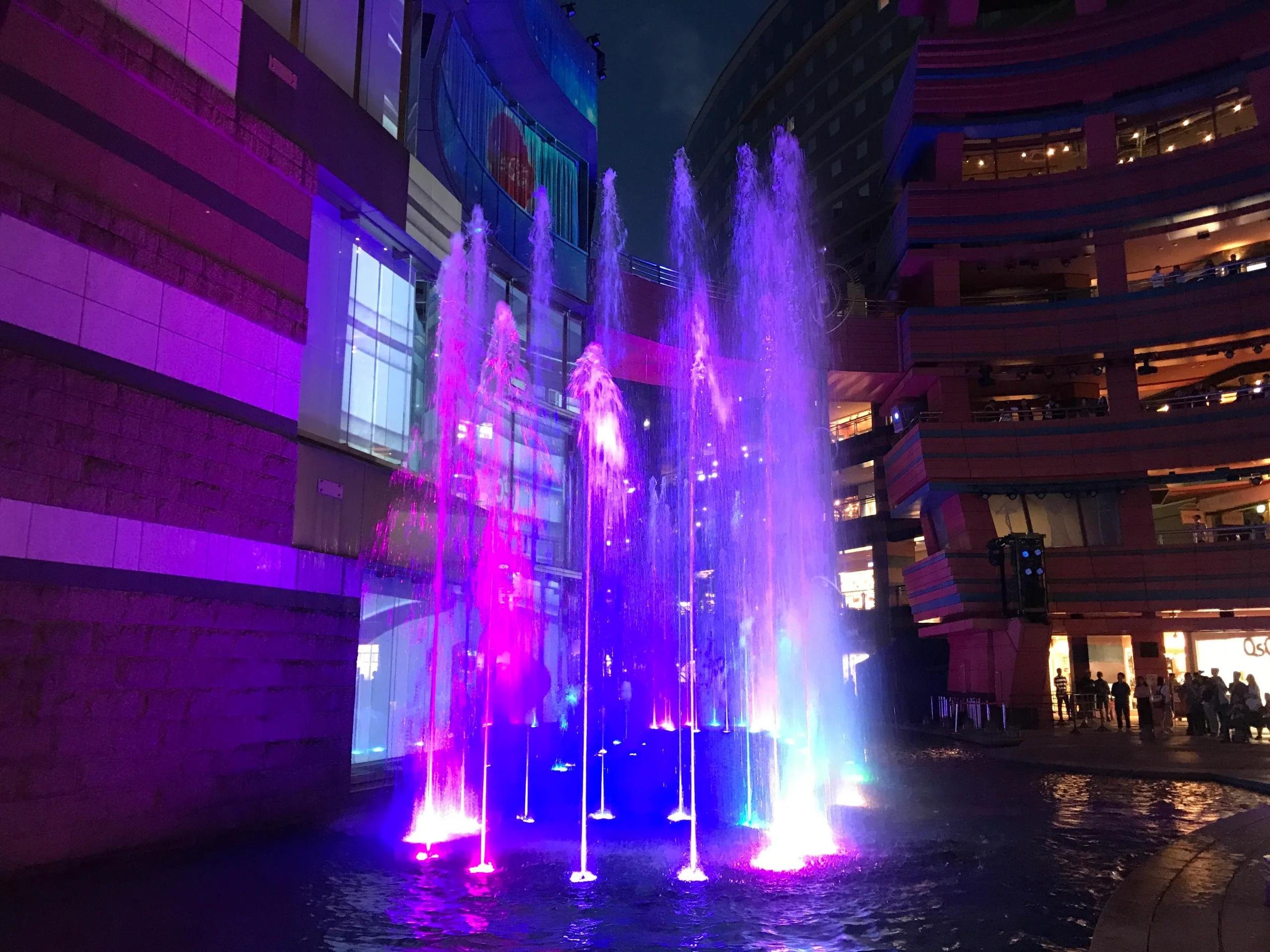 夜間點亮的 Canal City 博多中庭與噴泉