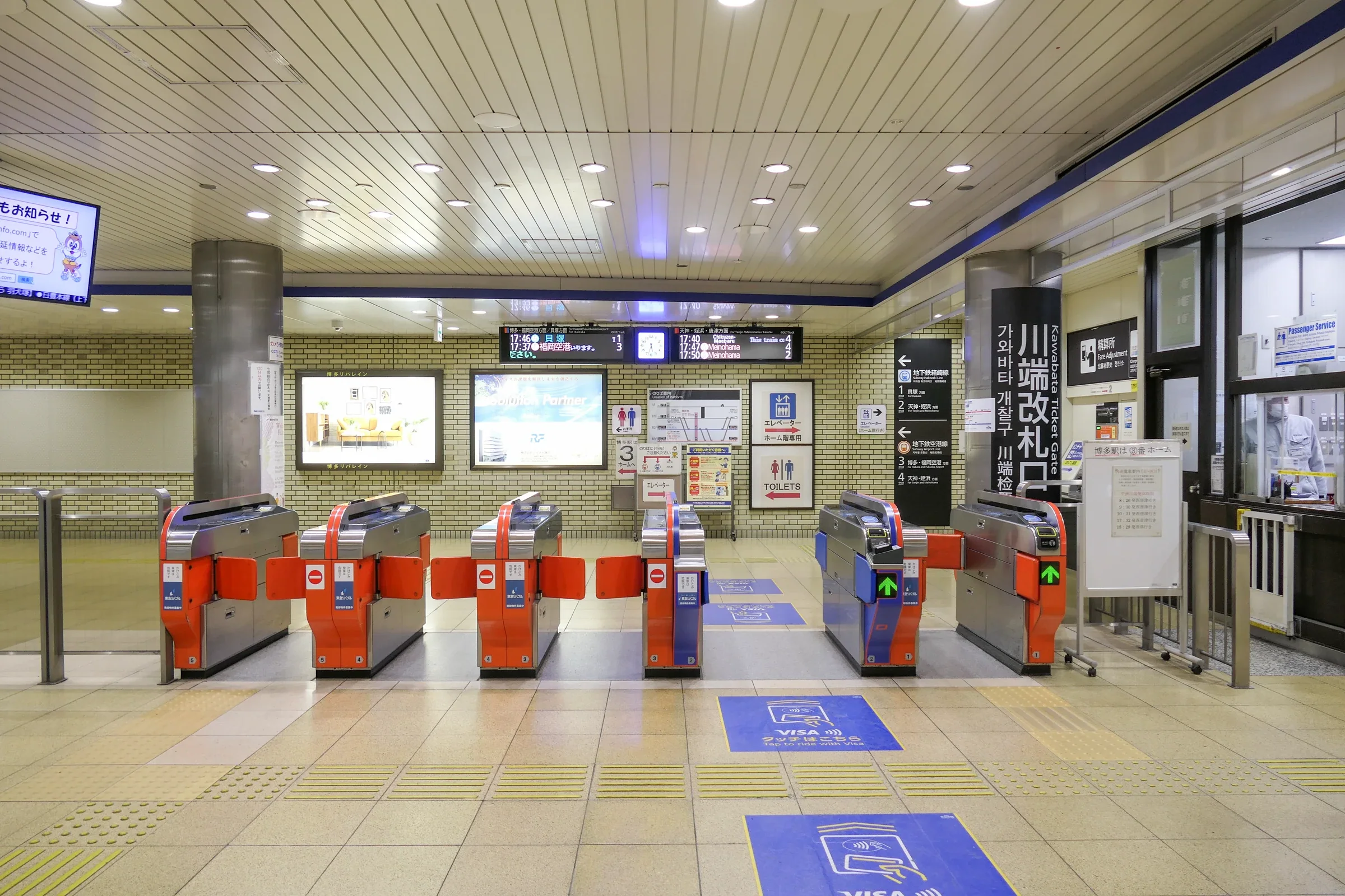 中洲川端站川端改札口，指示牌標示博多リバレイン方向