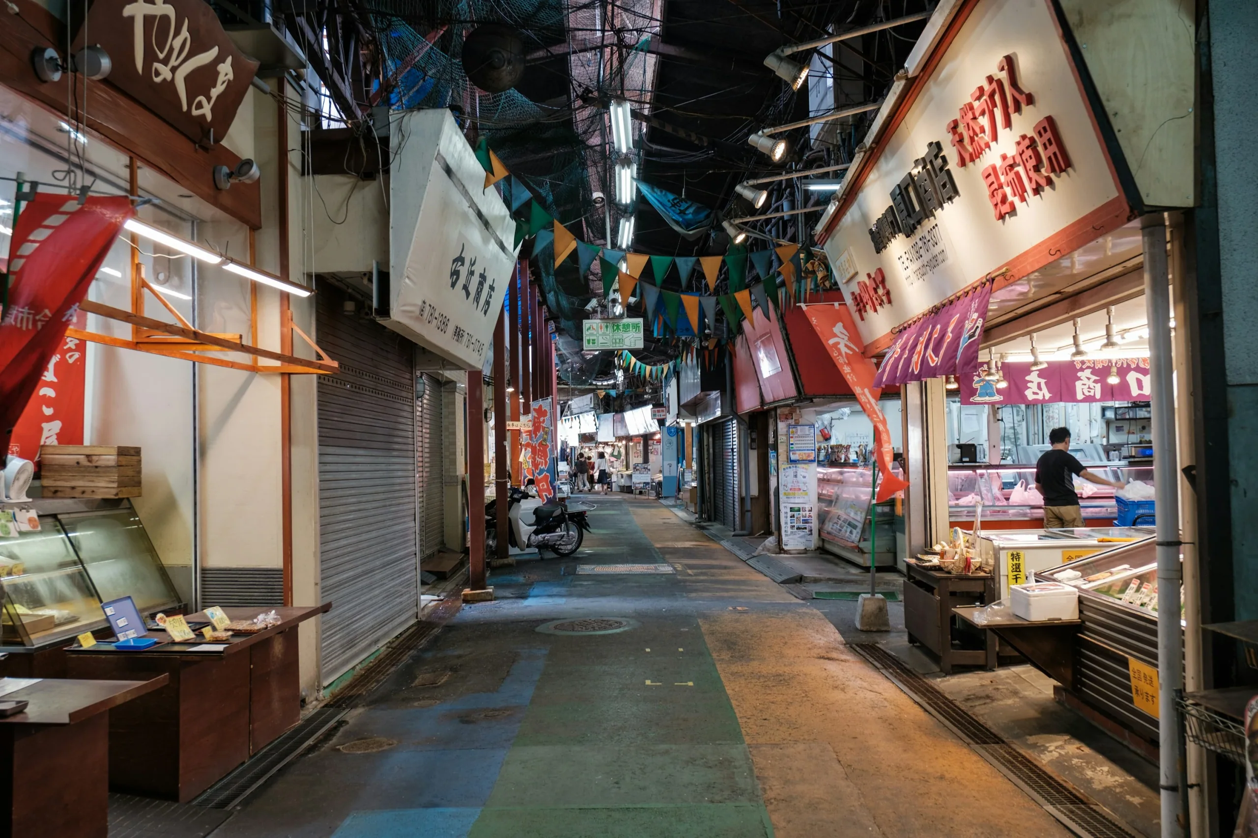 柳橋連合市場內的店舖與採買通道