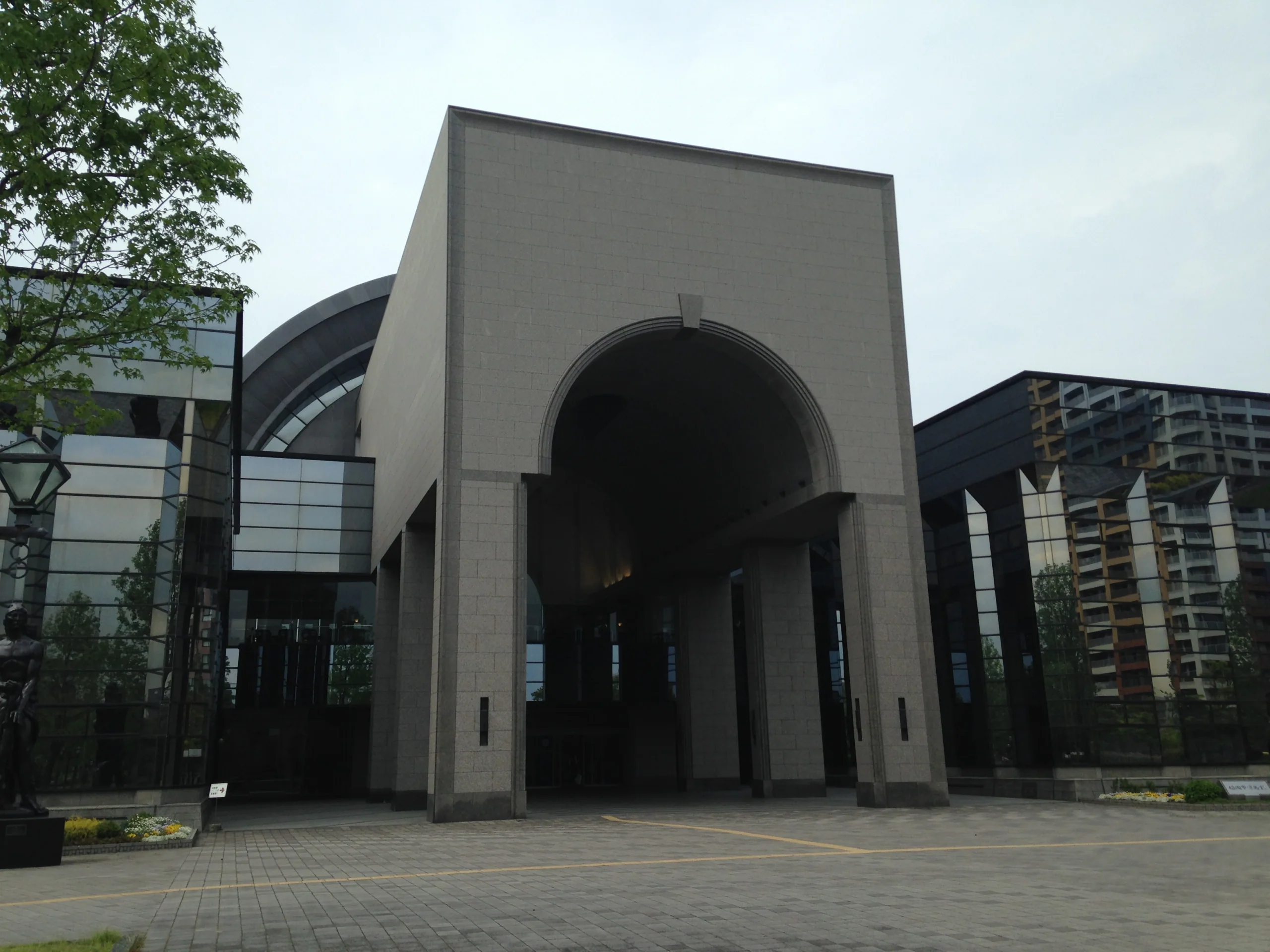 福岡市博物館正門入口，中央有大型拱形門廊