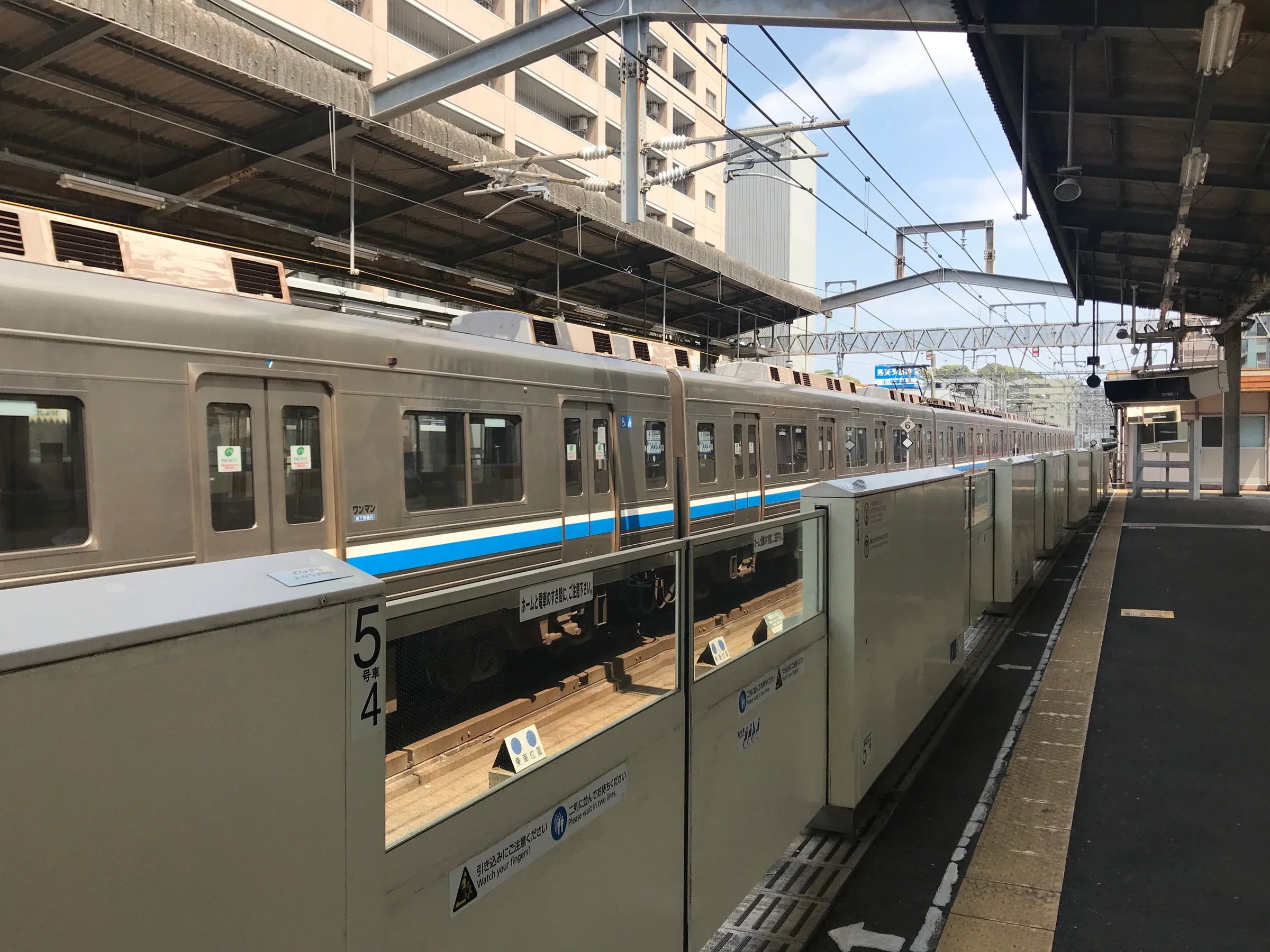 姪濱站月台上的福岡市地下鐵列車，前往福岡機場方向