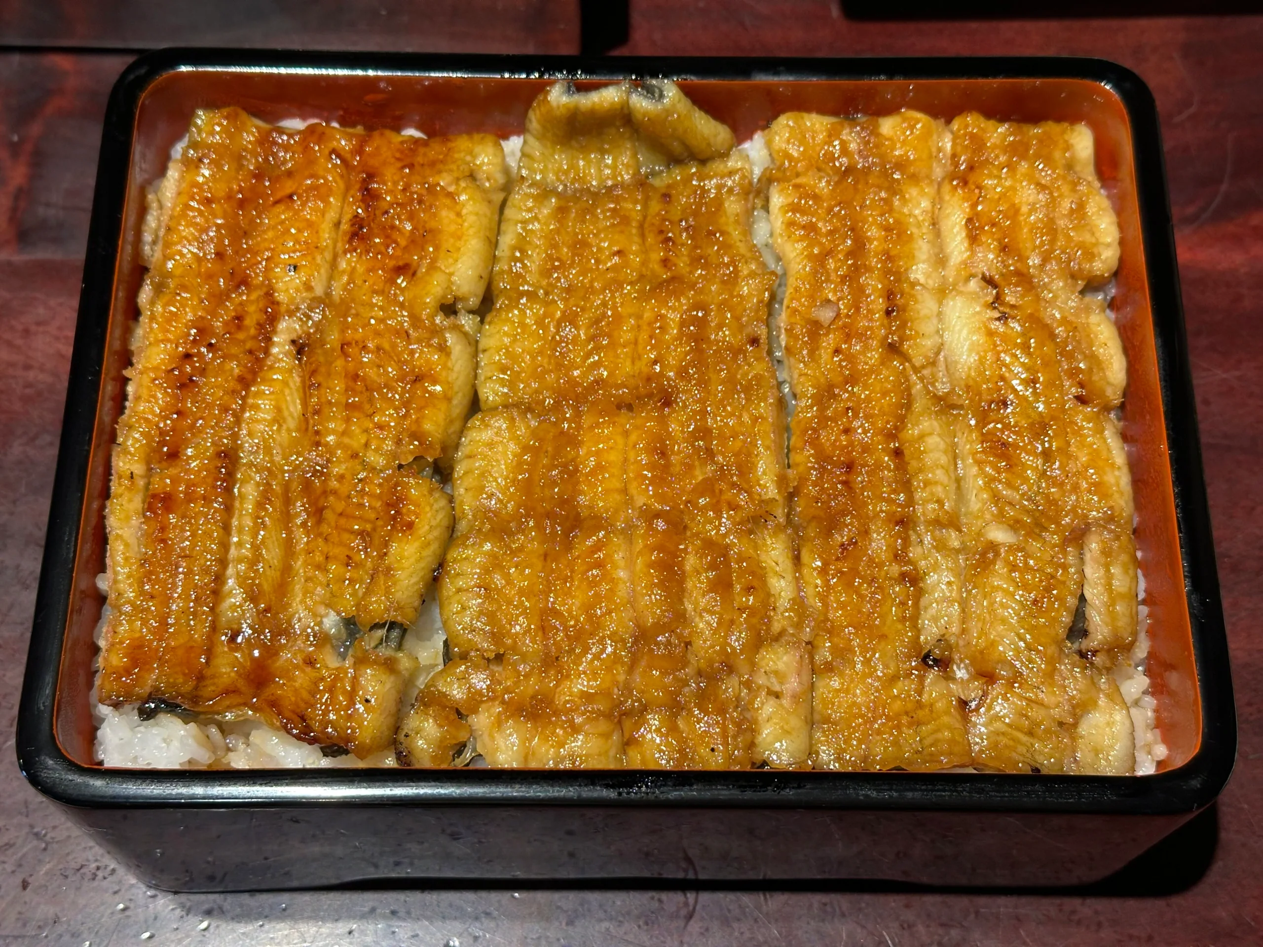 鰻重便當中的蒲燒鰻魚與白飯