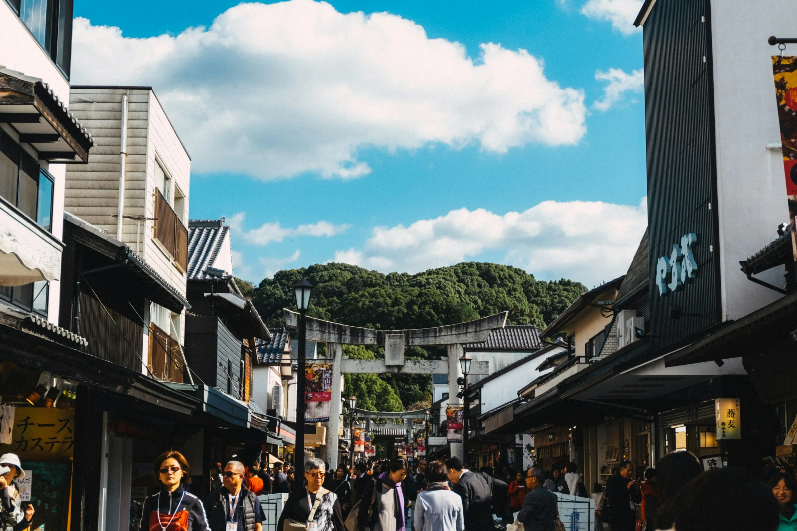 太宰府天滿宮一帶的街道與步行遊人