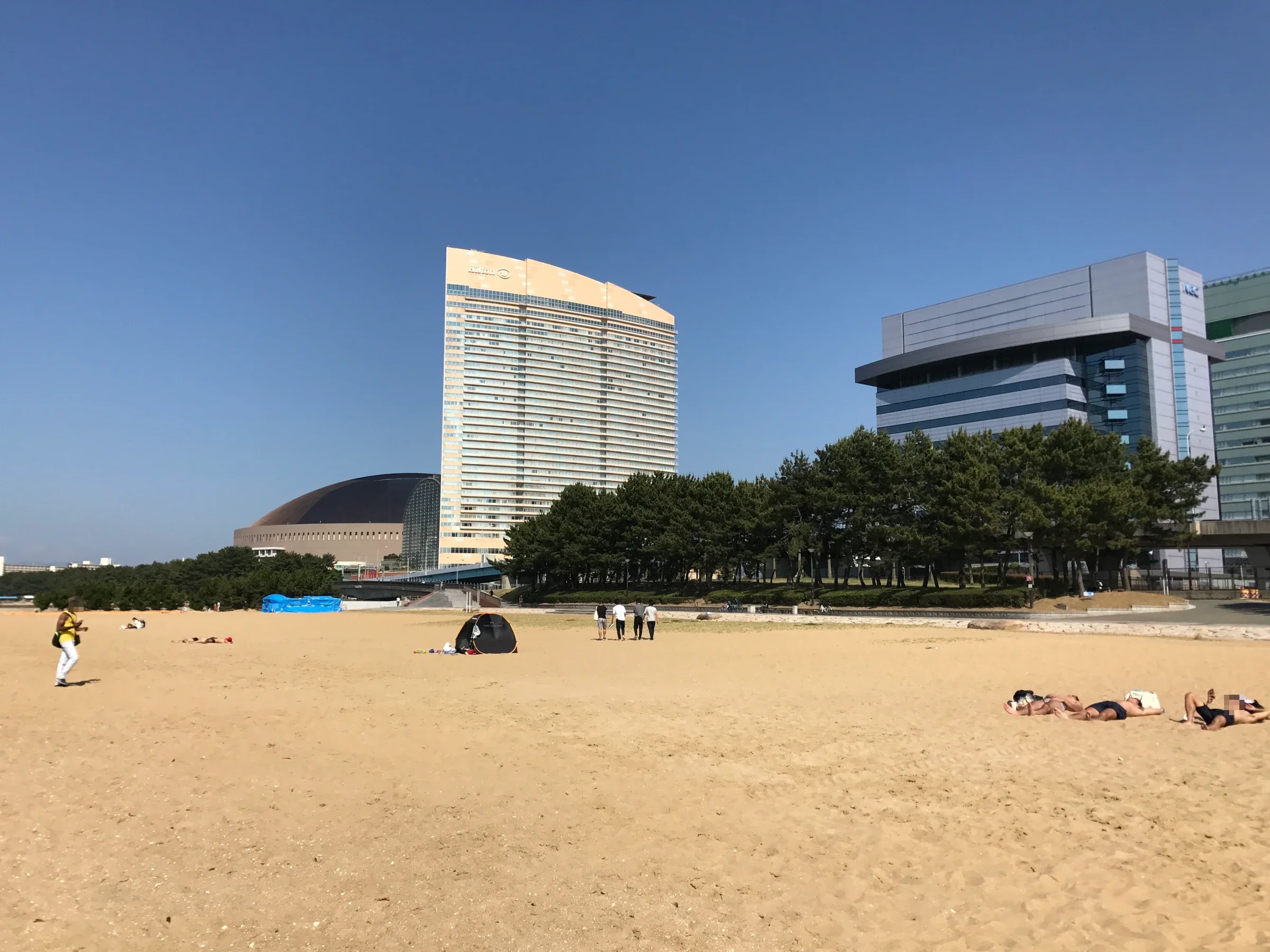 百道海濱沙灘，遠處可見 Sea Hawk 飯店與福岡巨蛋