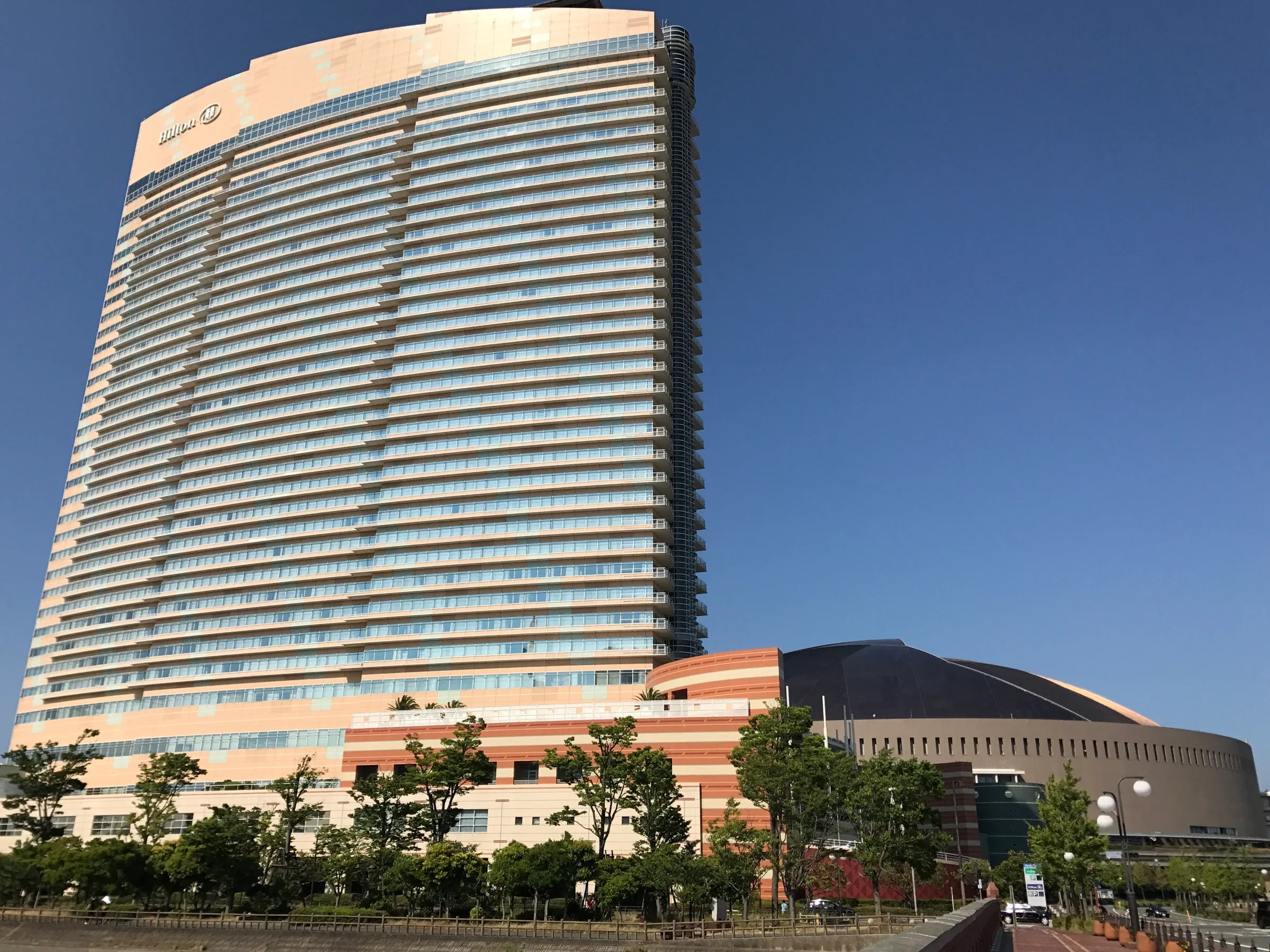 從橋上望見 Hilton Fukuoka Sea Hawk 飯店與福岡巨蛋