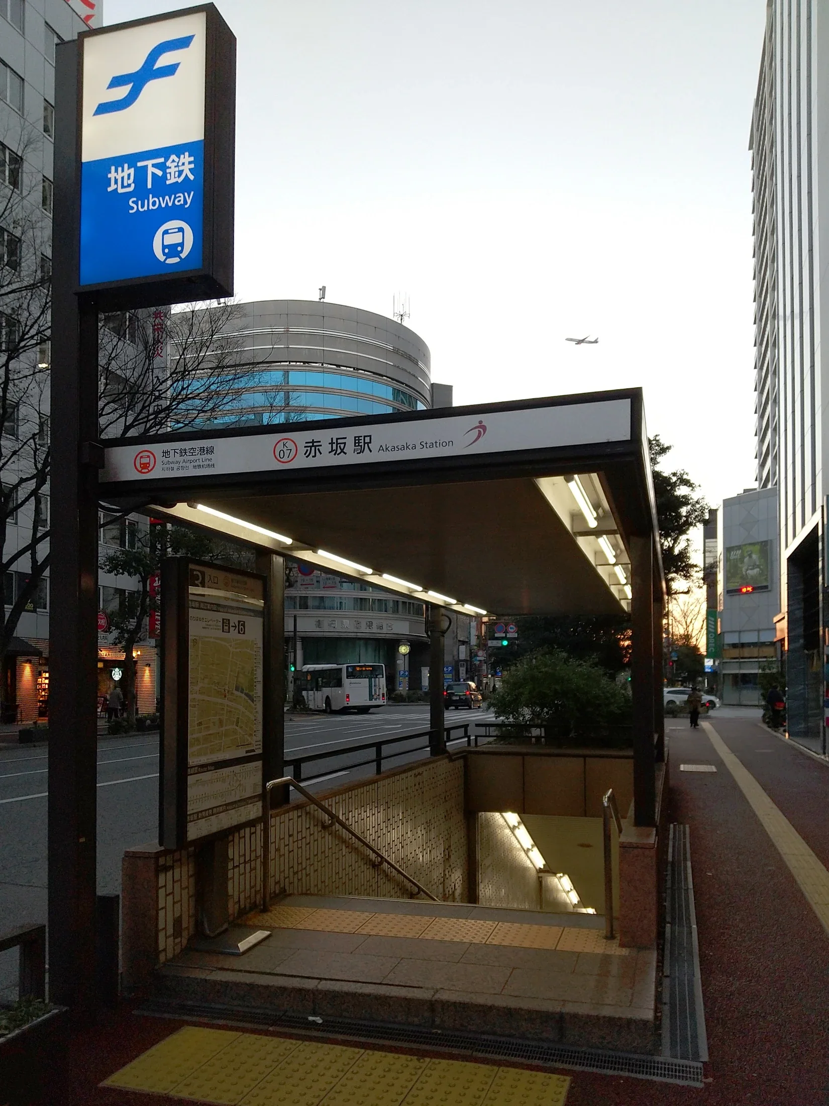 福岡地下鐵赤坂站第3出口附近街景，作為前往舞鶴午餐店的地面步行起點
