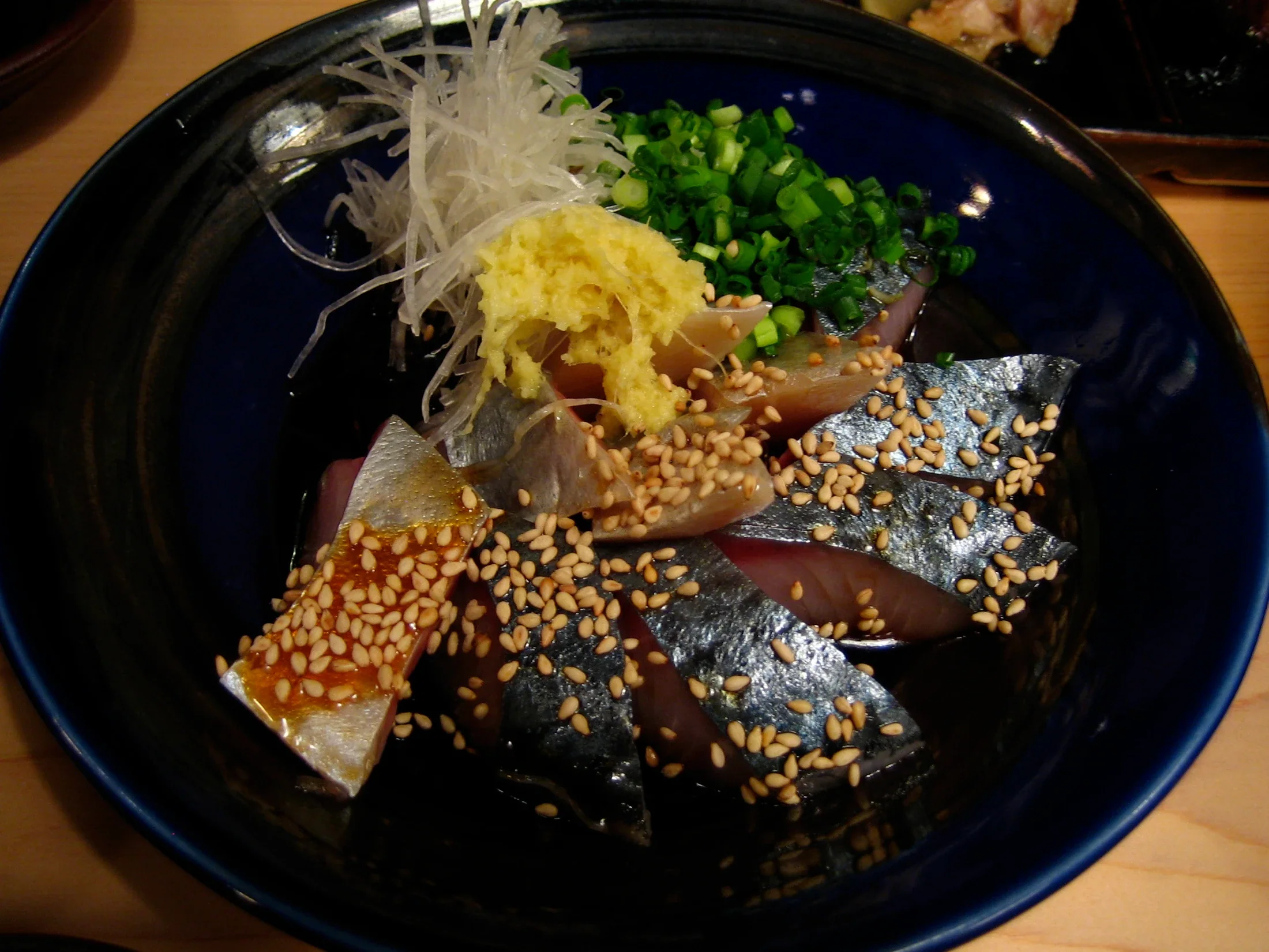 芝麻、薑與蔥花調味的鯖魚刺身ごまさば，照片為料理資料照，並非文中指定店舖出品