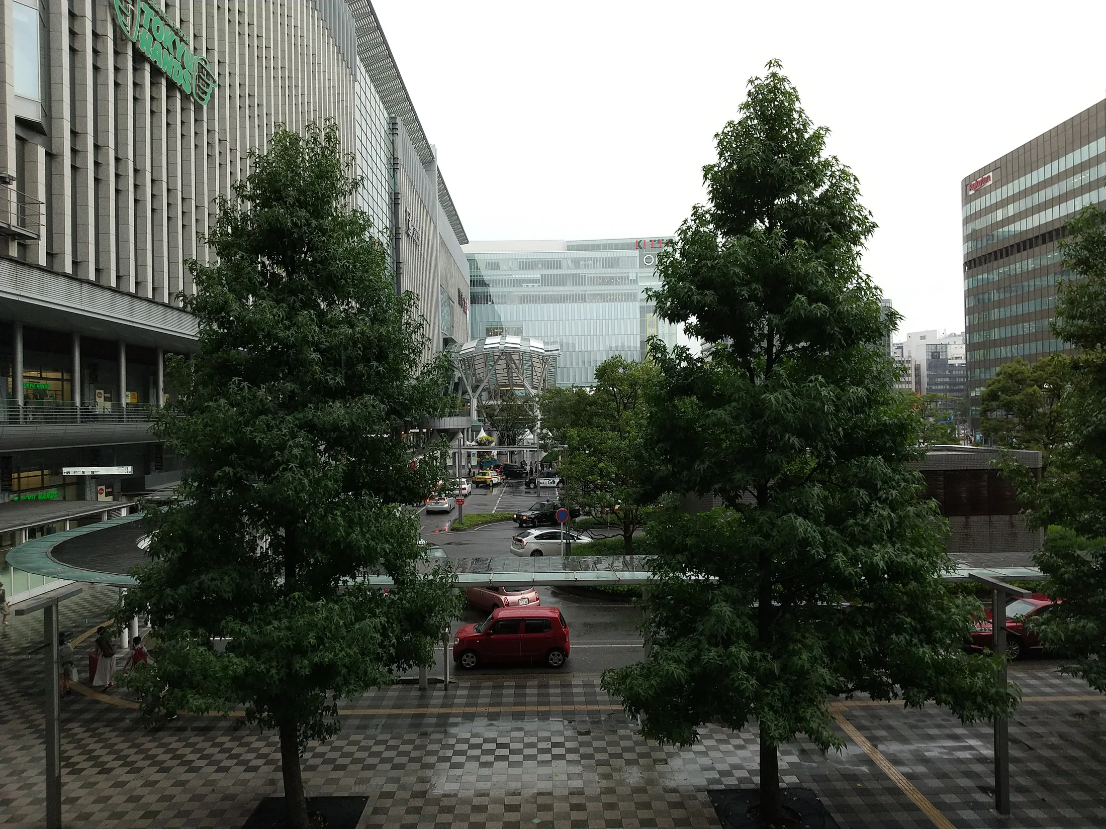 博多站博多口外的站前廣場街景，呈現晚餐後步行返回車站及周邊住宿的方向