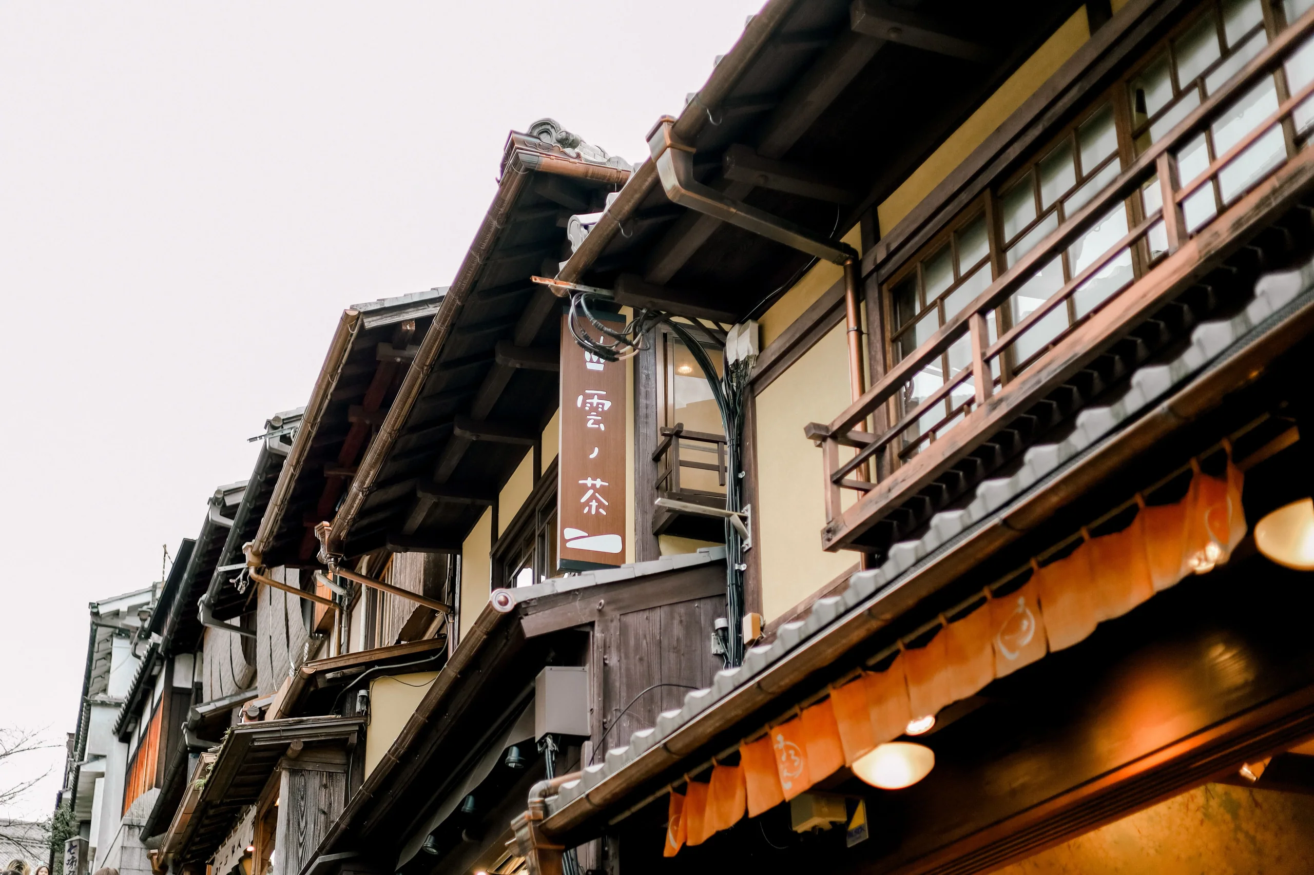 木造商店街店舖沿街的格子窗和屋簷