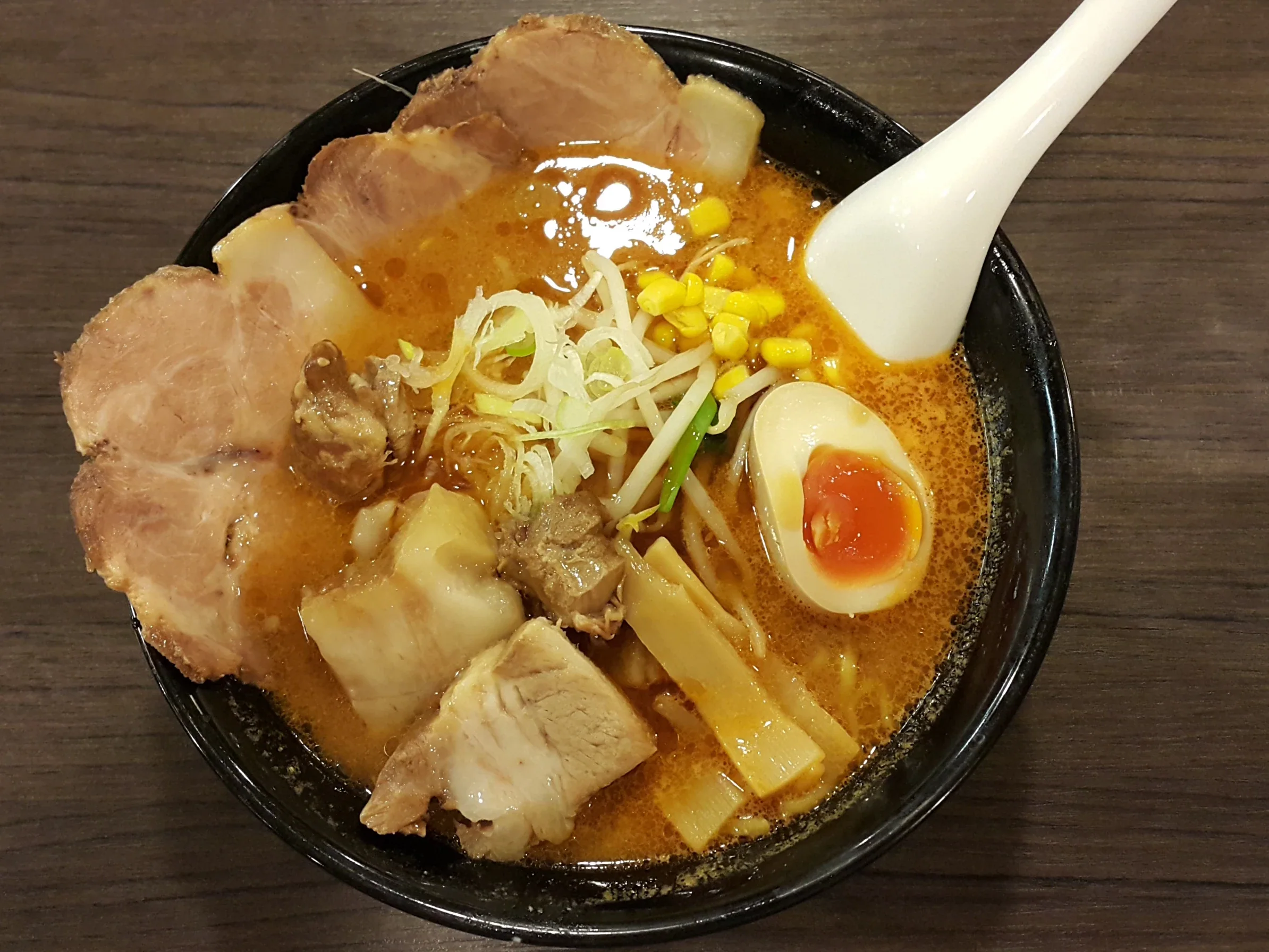味噌拉麵配叉燒與半熟蛋