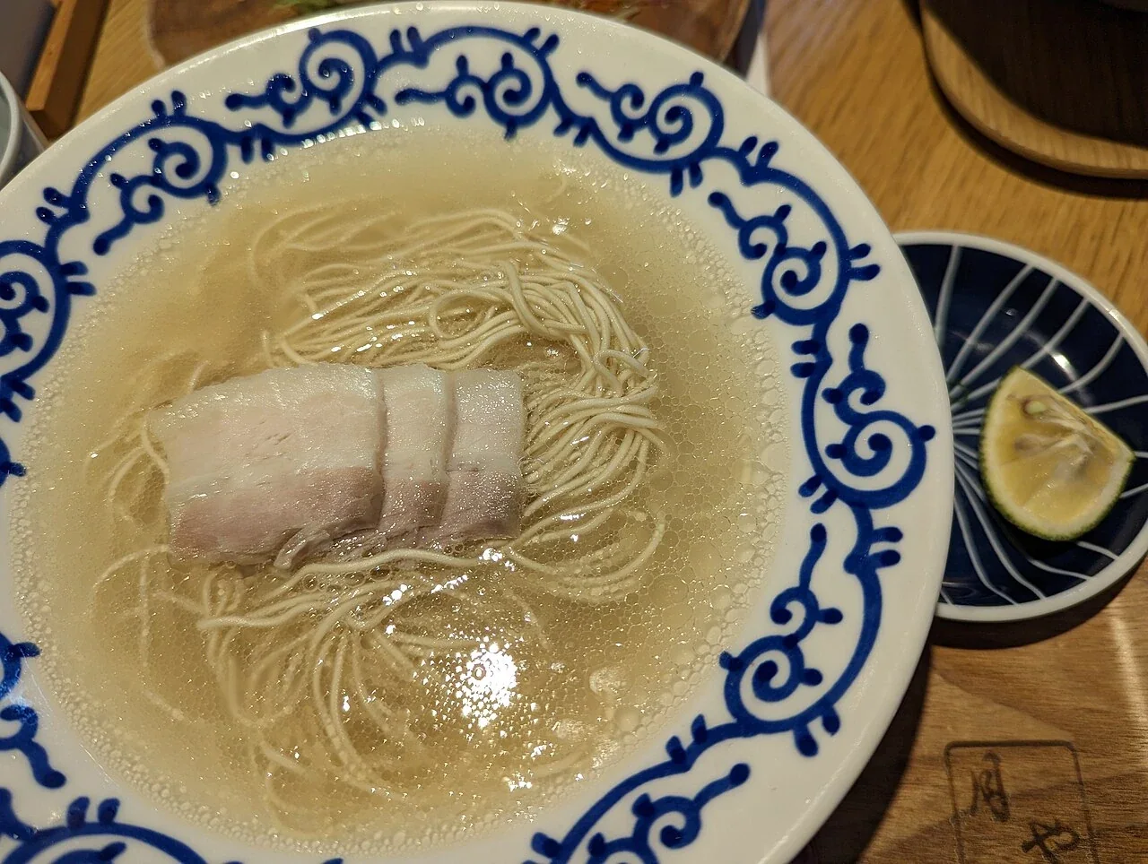 一碗清湯豚骨拉麵