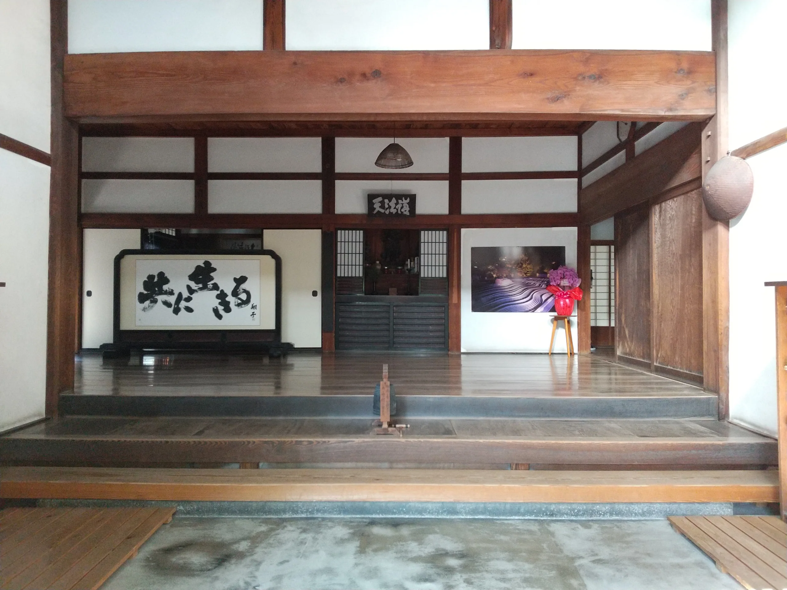 承天寺庫裏玄關的木造入口與室內廊下