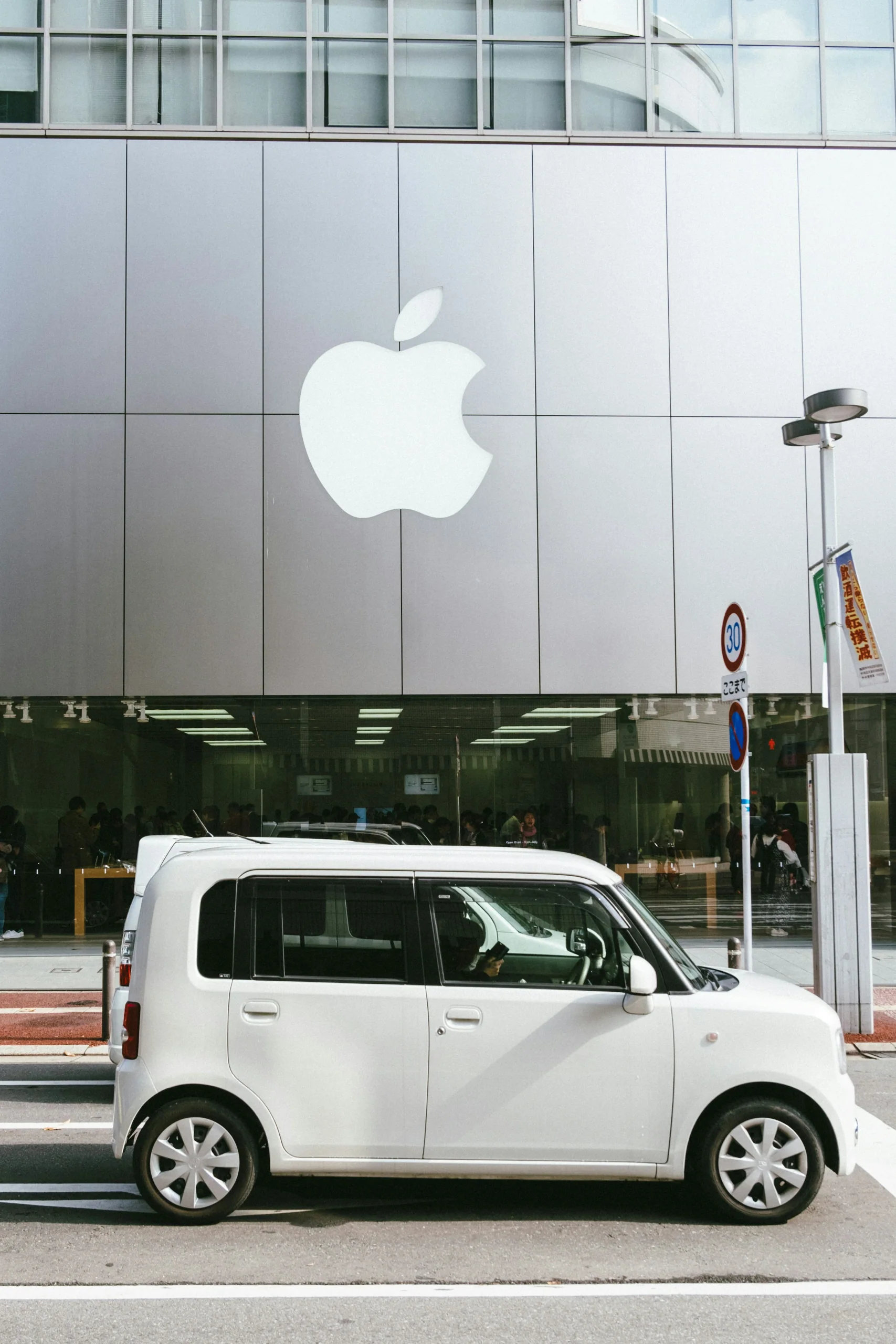福岡天神 Apple 店外街景