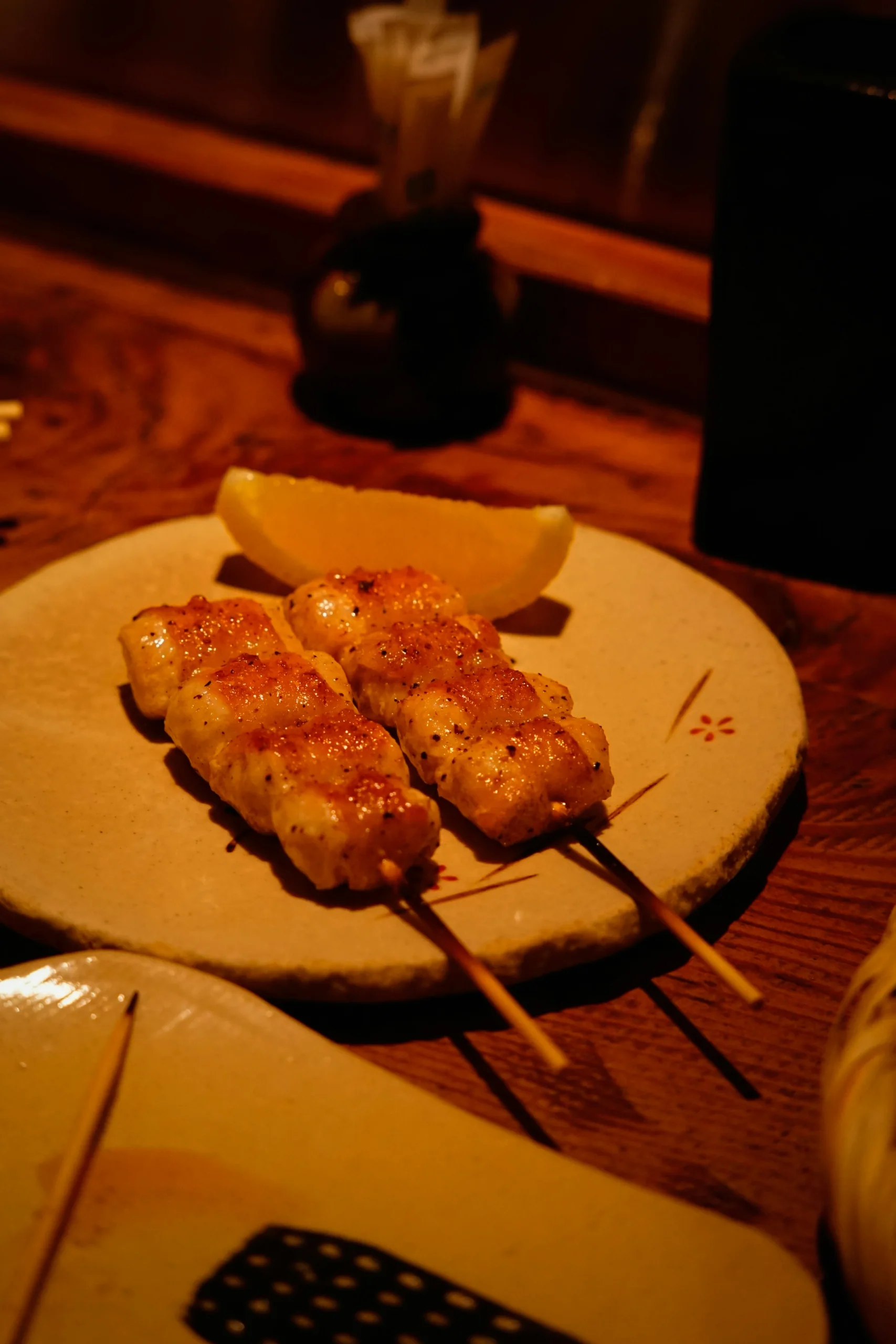 雞肉串燒搭配檸檬的上桌照片