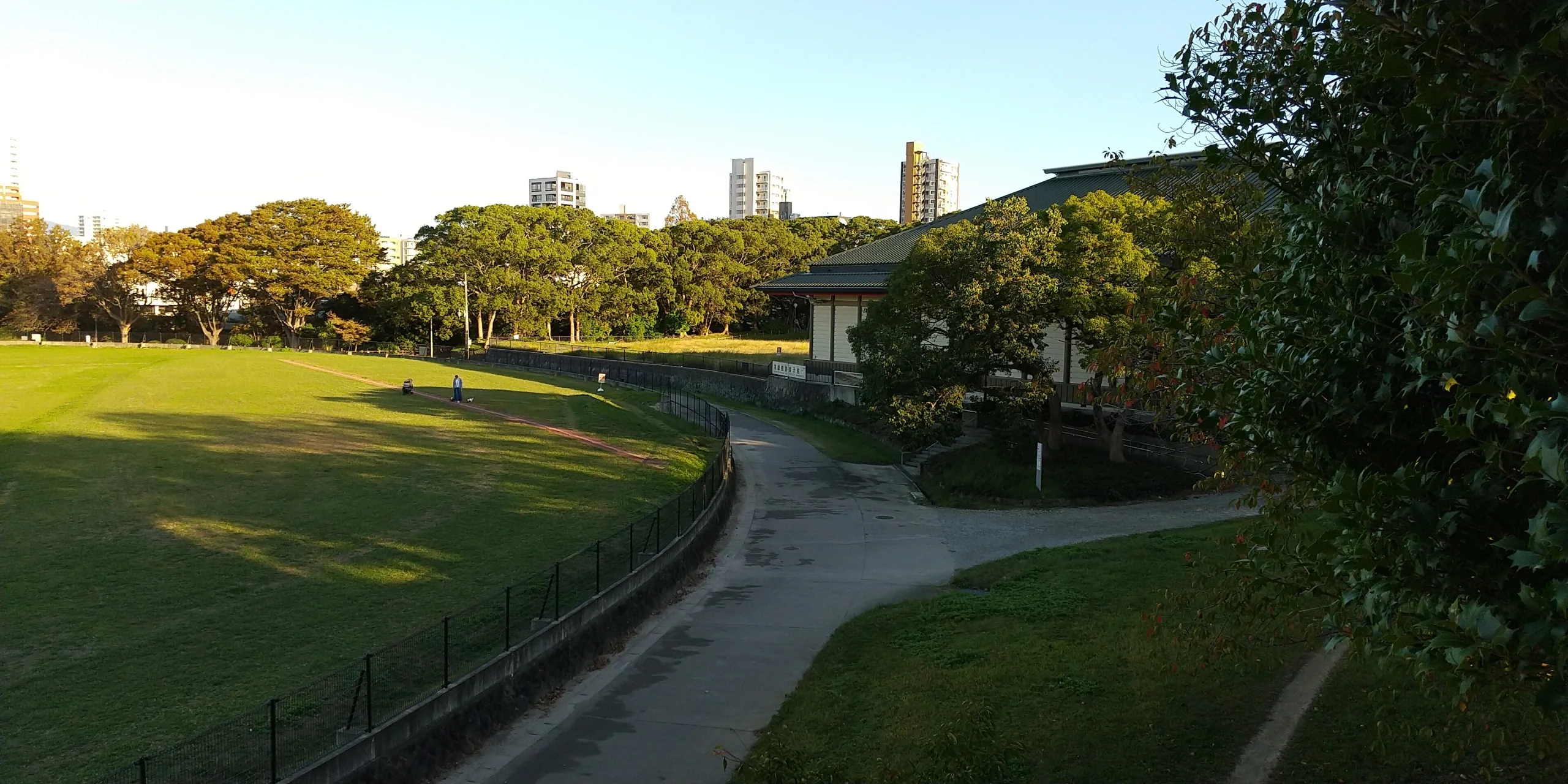 鴻臚館廣場及鴻臚館跡展示館外觀