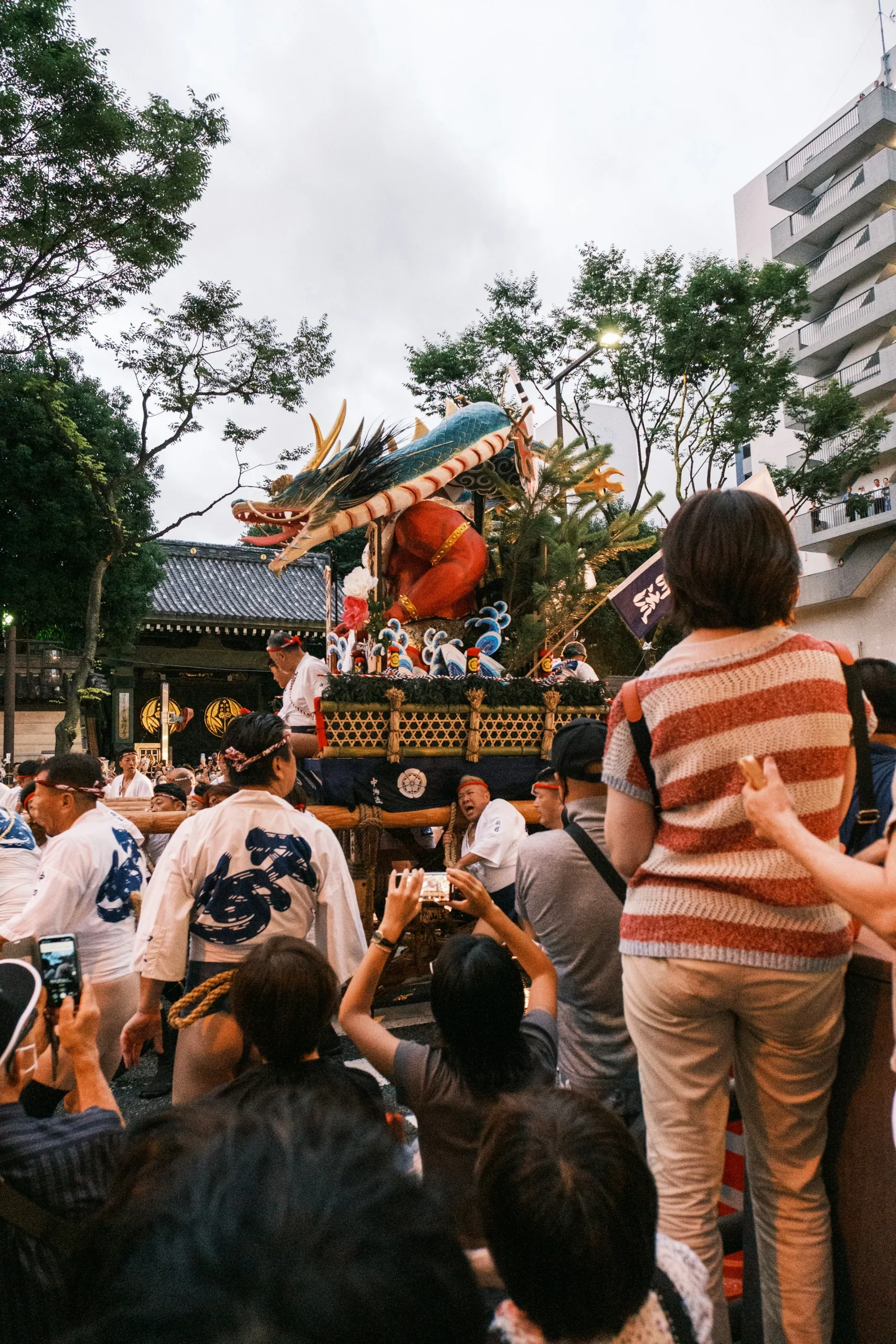博多祭典中由參加者抬行的裝飾山車