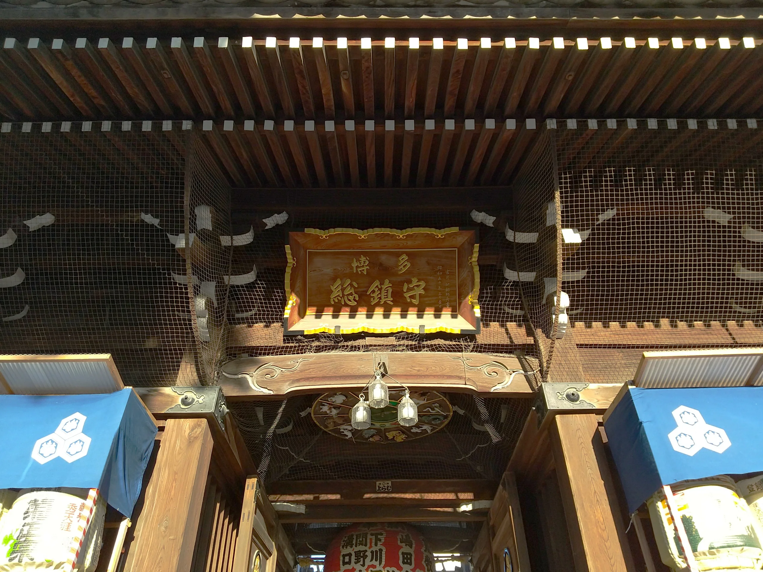 櫛田神社樓門內側木構與匾額