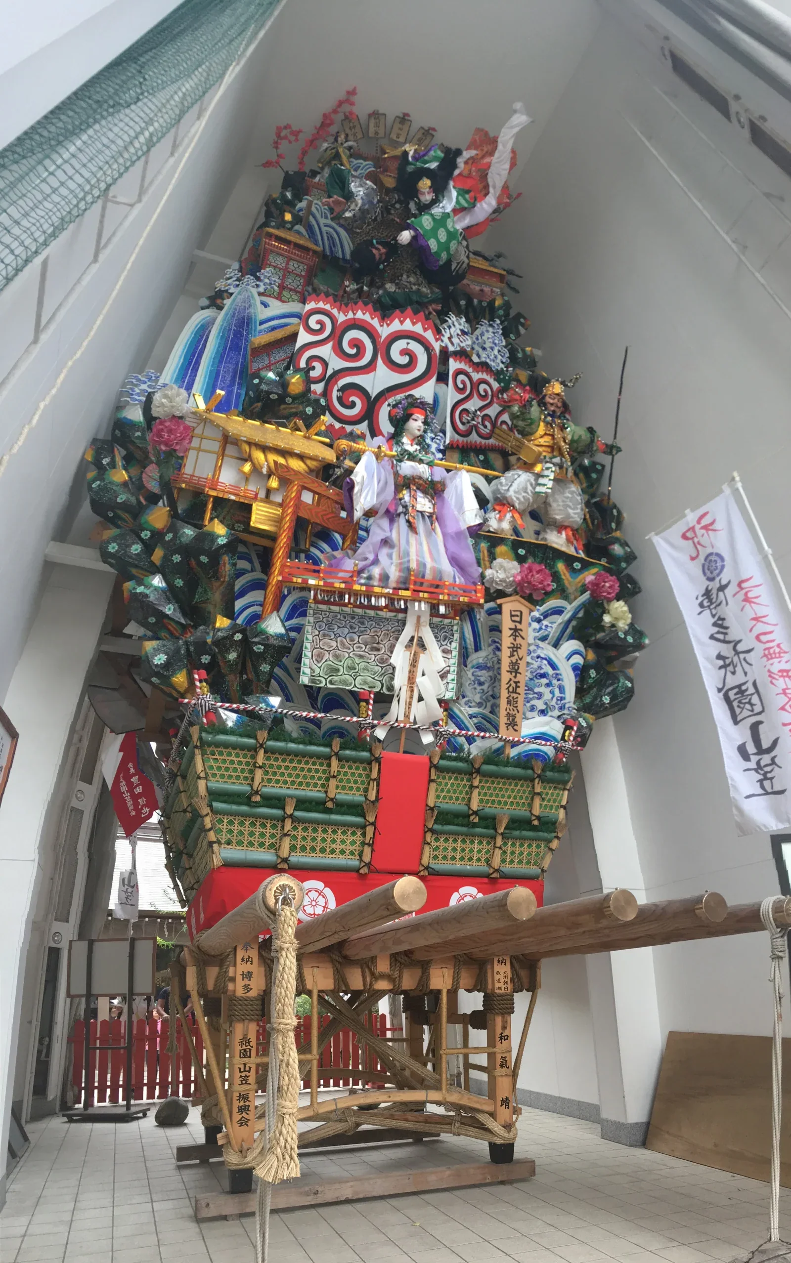 櫛田神社內展示的博多祇園山笠飾山笠資料照，並非追山當日現場