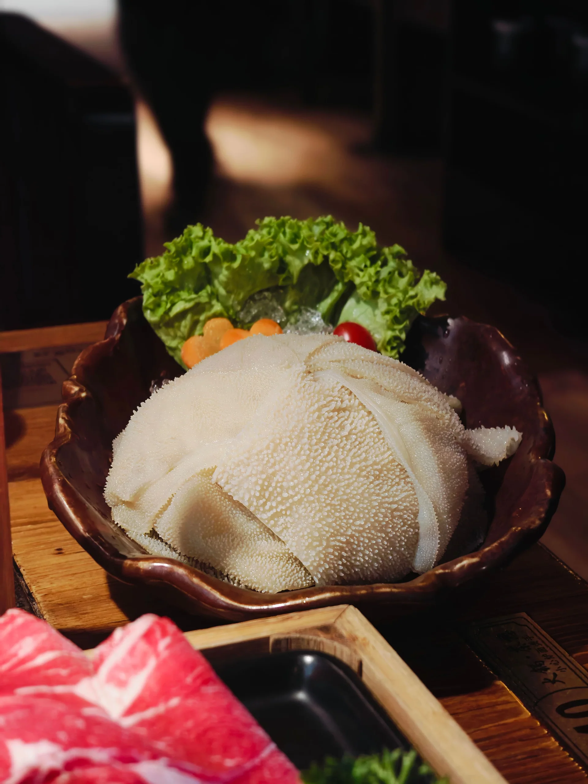 火鍋用牛百葉與蔬菜食材的近照