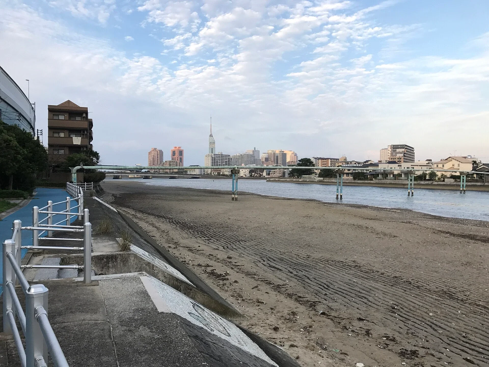 從愛宕東公園望向室見川、福岡塔與河口一帶