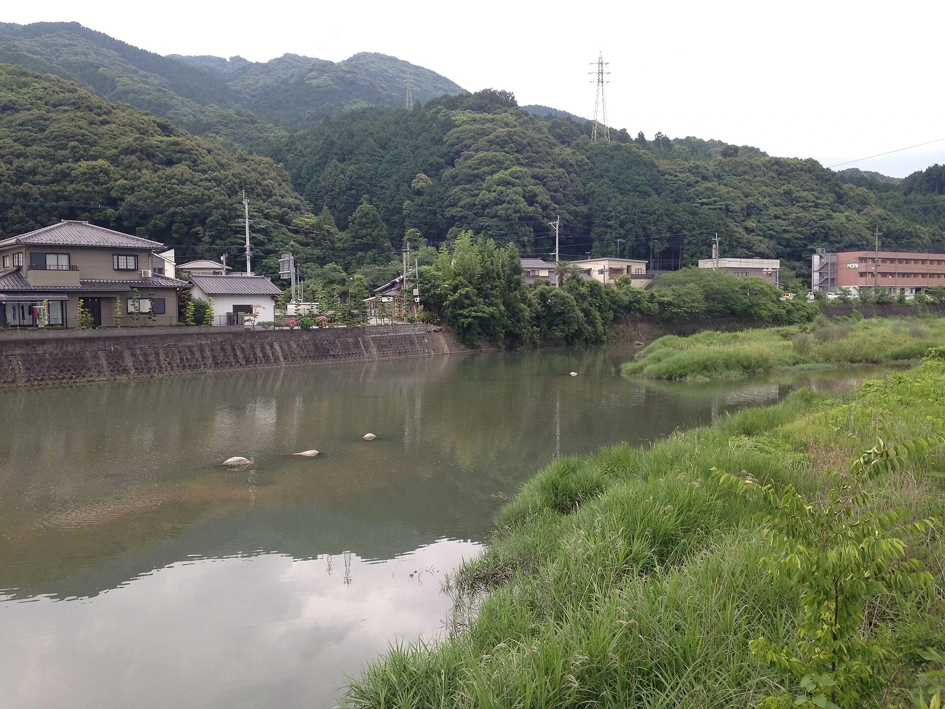 從大井手橋東側望向室見川河岸與兩岸住宅